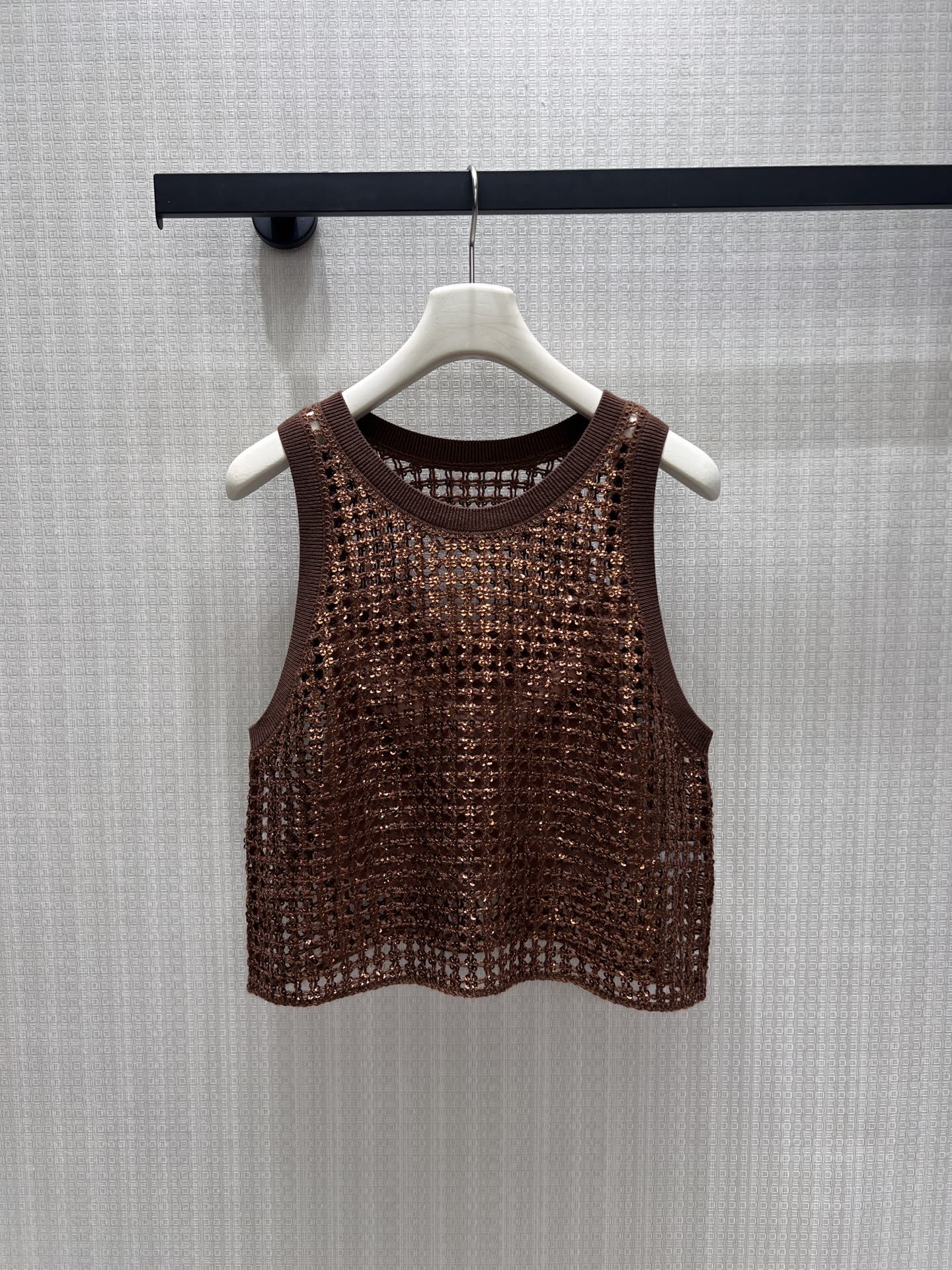 NO:947612,New product for early autumn of 26. Coffee-tone intertwined fine sequined vest. The whole mesh hollow weaving has a transparent texture and low-key refraction of fine luster. The round neck sleeveless cut neatly lines the shoulder and neck, and comes with an inner lining to avoid exposure. The simple and loose version accommodates the body shape. It has a light and luxurious atmosphere when worn alone. It has rich layers when layered with suits and windbreakers. Relaxed old-money style single product, suitable for commuting and vacationing, high-end non-colliding items in stock sml  Actual detailed pictures, business suit,1986090926早秋新品 咖调交织细闪亮片背心 整片网格镂空编织极具通透肌理感,低调折射细碎光泽.圆领无袖剪裁利落衬肩颈线条,自带内搭衬底避免走光.简约宽松版型包容身形,单穿自带轻奢氛围感,叠搭西装、风衣层次丰富.松弛老钱风单品,适配通勤、度假多种场景,高级不撞款现货smL 实拍细节图,,business suit,,Women's clothing