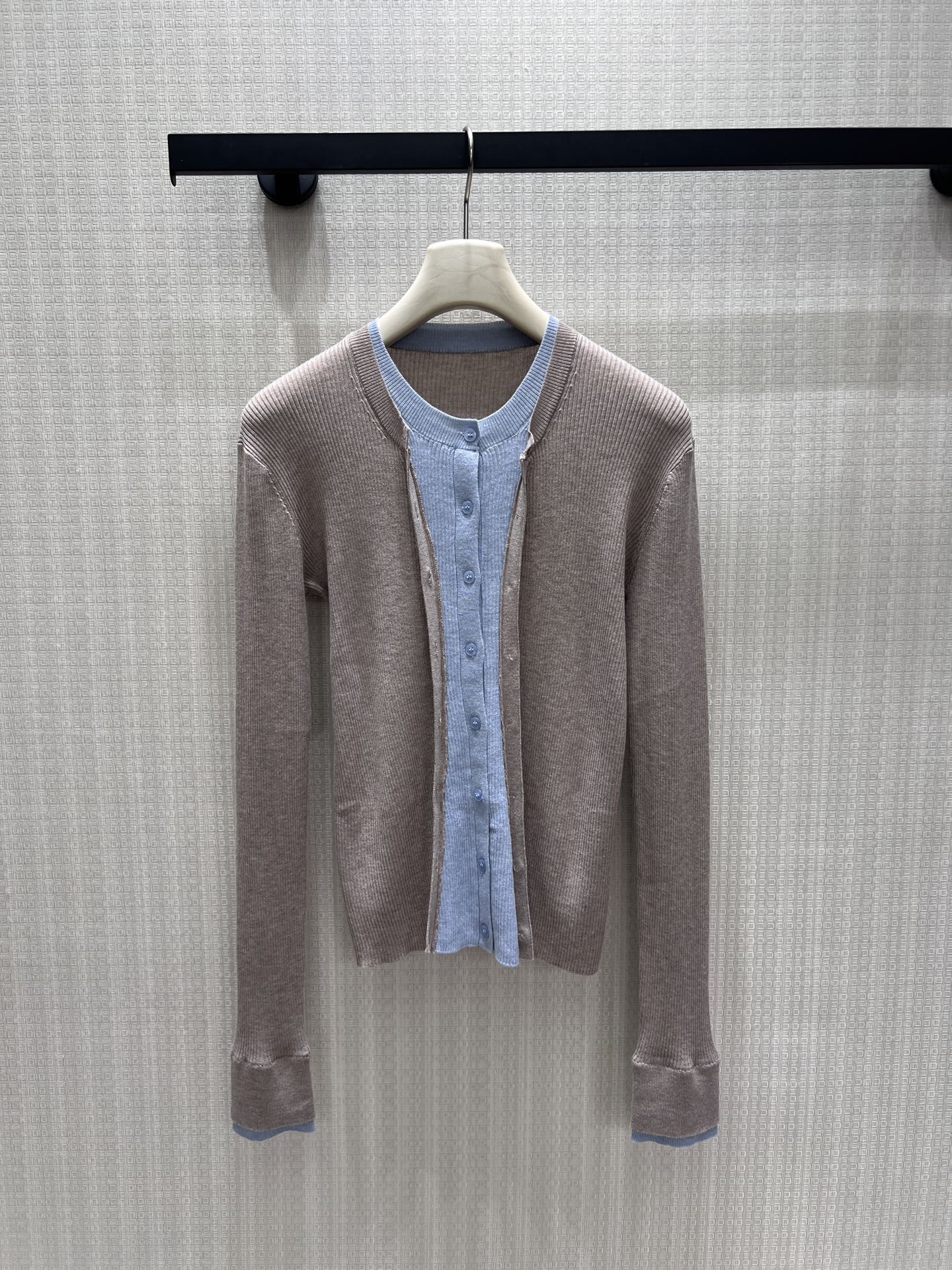 NO:947688,26 early autumn new AC** sweater  The ingenious fake two-piece stacking design saves you the trouble of matching and achieves layered texture in one step. The delicate vertical pit strip knitted fabric has soft elasticity and fits the body shape to show clean lines. The round neck and single-breasted buttons are simple and elegant, and the cuffs have hidden contrasting details for a low-key finishing touch. Oatmeal  , pure black two-color optional, short version to optimize the waistline. Suitable for commuting and daily wear alone, Nordic simple tonality, gentleness and restraint, interpreting the minimalist aesthetics of relaxed and durable. Ready-made sml real shot details,,sweaters,1986090926早秋新品 AC**毛衣 巧思假两件叠撞设计,省去搭配烦恼,层次质感一步到位.细腻竖坑条针织面料弹力柔和,贴合身形尽显利落线条.圆领单排扣简约大气,袖口暗藏撞色细节,低调点睛.燕麦、纯黑双色可选,短款版型优化腰线.通勤内搭、日常单穿皆适宜,北欧简约调性,温柔克制,诠释松弛耐看的极简穿搭美学.现货smL实拍细节图,,sweaters,,Women's clothing
