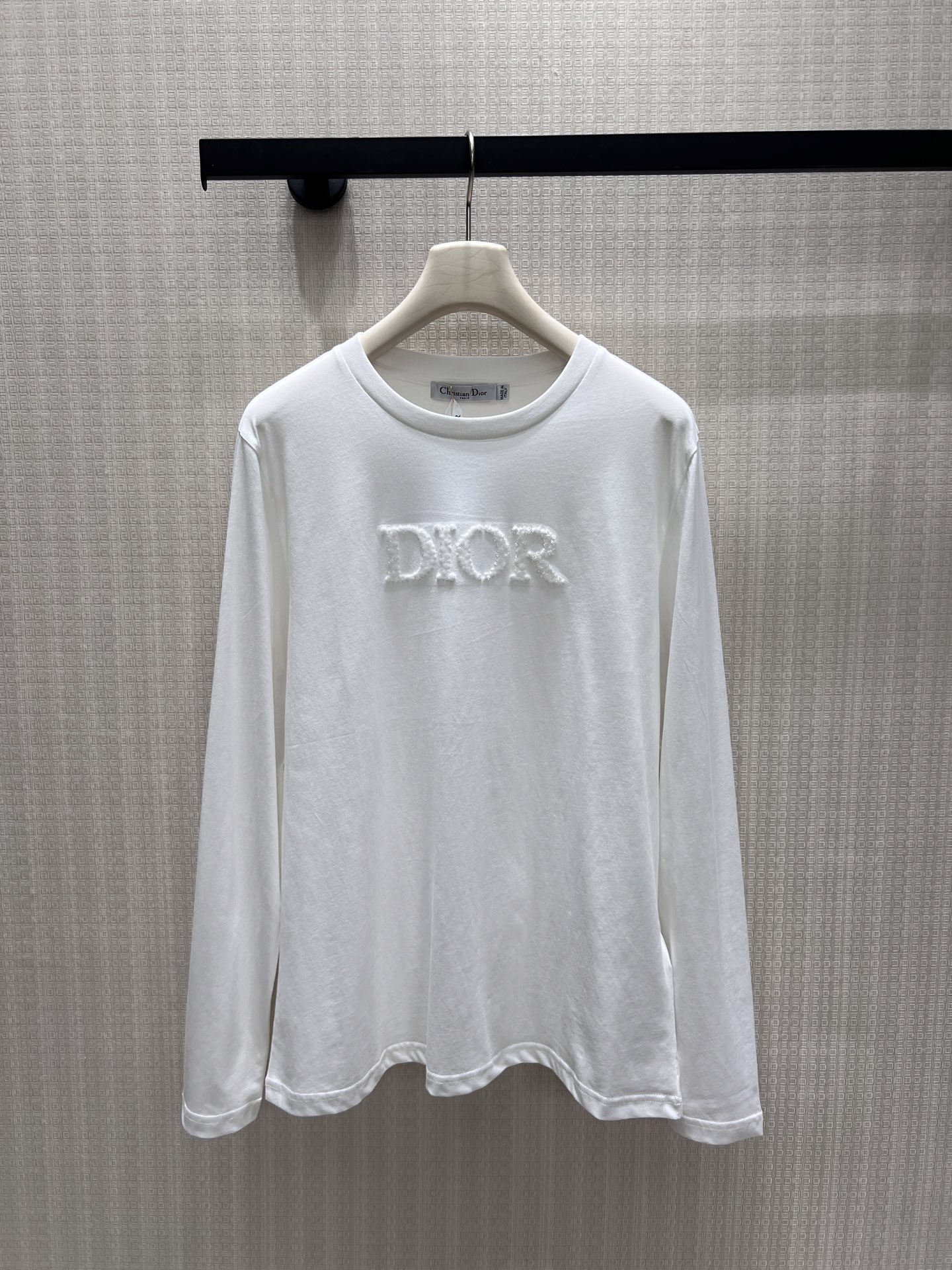 NO:952383,New product for early autumn 26, long-sleeved T, available in classic black and white. The fabric is soft and skin-friendly, and the upper body is light and comfortable. The three-dimensional wool texture DIOR letter logo on the chest has a prominent texture, simple but recognizable. The basic round neck is paired with fitted long sleeves, and the version is neat and versatile. It can be worn alone or as a layered jacket. It is not deliberately flamboyant and easily interprets the low-key and advanced French minimalist style. Ready in stock 36/38/40  Actual detailed pictures, dior, jackets & coats,1986090926早秋新品 长袖T 经典黑白双色可选,面料柔和亲肤,上身轻盈舒适.胸前立体毛絮质感DIOR字母标识,肌理感突出,简约却富有辨识度.基础圆领搭配合身长袖,版型利落百搭.既可单独穿搭,也能作为内搭叠穿外套,不刻意张扬,轻松诠释低调高级的法式极简轻奢风格.现货36/38/40 实拍细节图,,dior,jackets & coats,,Women's clothing