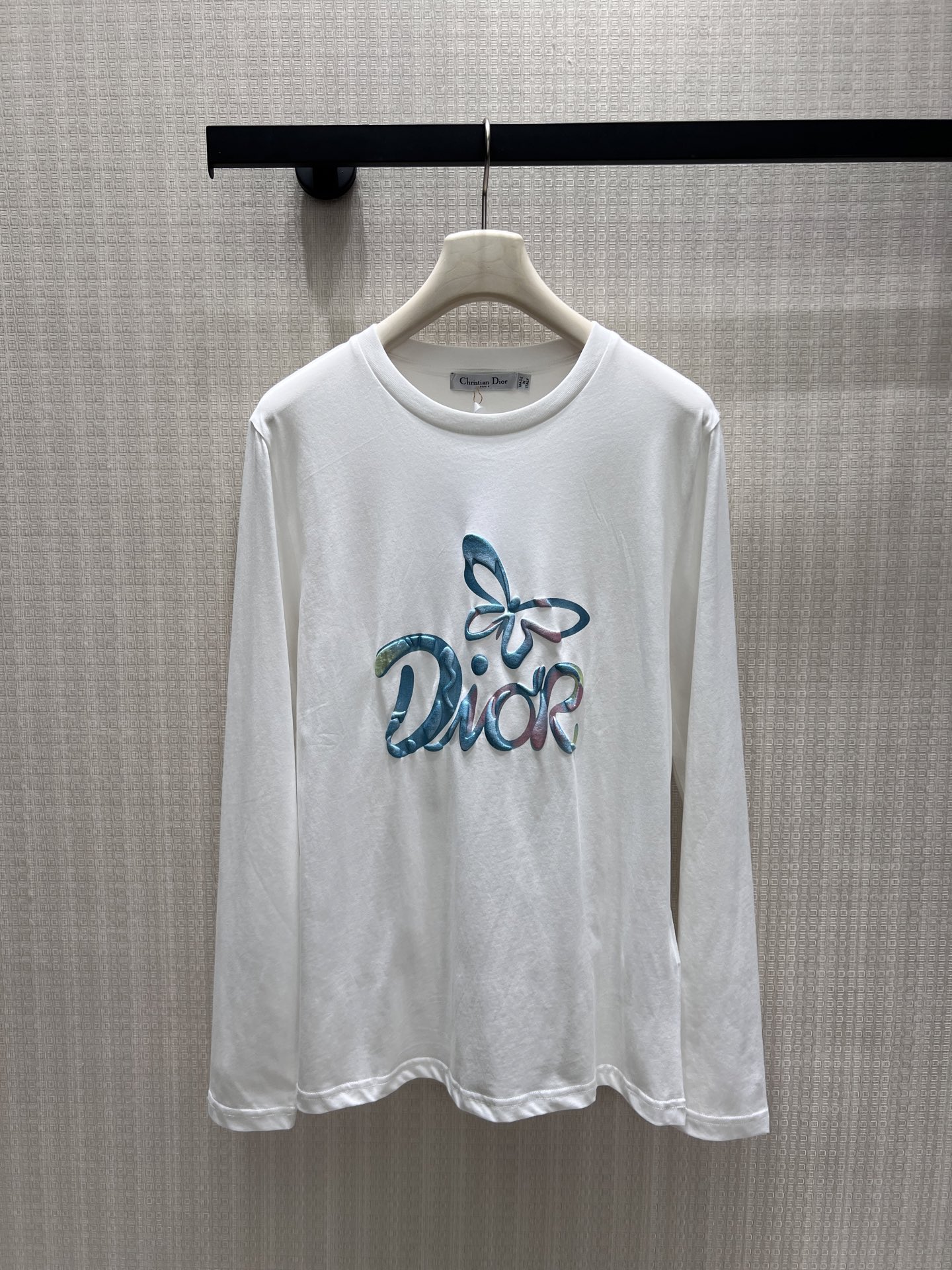 NO:952404,New product for early autumn 26, long-sleeved T-shirt, classic black and white, simple and elegant, soft and skin-friendly fabric, breathable and comfortable to wear. Colorful gradient bow letter print on the chest, flowing light texture, smart and dreamy, full of artistic atmosphere. Basic round neck with fitted long sleeves, neat and versatile style. It is refreshing and colorful when worn alone, it can also be worn as a layered jacket, with a girly and light luxury style, creating a relaxed and durable daily wear. Ready-made sml real shot details, jackets  & coats,1986090926早秋新品 长袖T 经典黑白两色简约大气,面料柔软亲肤,穿着透气舒适.胸前幻彩渐变蝴蝶结字母印花,流光质感灵动梦幻,富有艺术氛围.基础圆领搭配合身长袖,版型利落百搭.单穿清爽出彩,亦可充当内搭叠穿外套,兼具少女感与轻奢格调,打造松弛耐看的日常穿搭.现货smL 实拍细节图,,jackets & coats,,Women's clothing