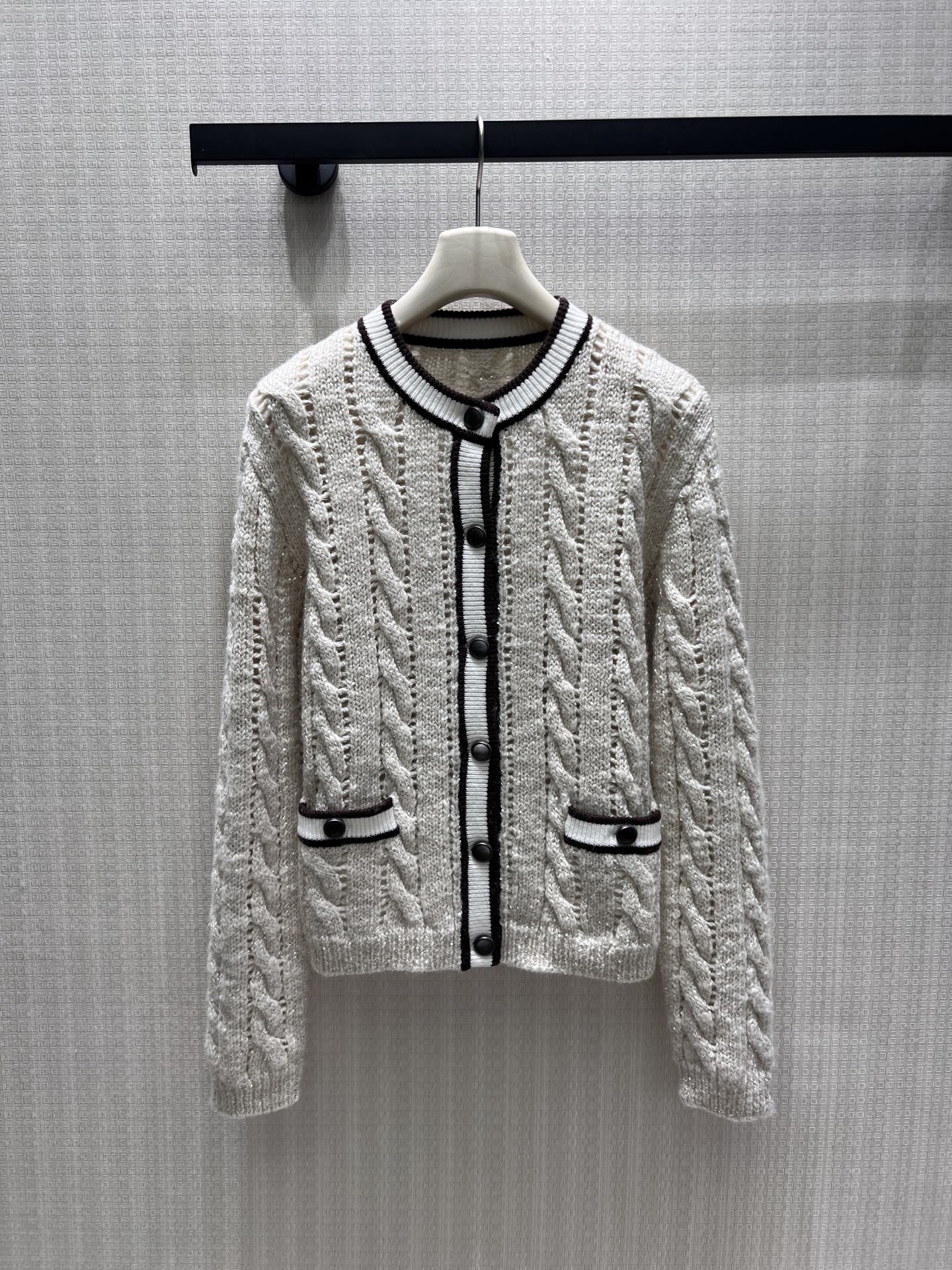NO:947686,26 new early autumn cardigan sweater  Soft mist off-white blended fine shimmering yarn, the texture has fine shreds and soft light, retro three-dimensional cable hollow weaving, soft, breathable and layered. The round placket has contrasting black and white piping, with round buttons and symmetrical pockets of the same color, and the classic small fragrance lines are simple and restrained. The short fitted version optimizes the waistline, gentle and relaxed old money style, suitable for wearing alone with layered shirts and dresses, and has a warm and high-end texture for daily commuting. Ready in stock smL  Actual detailed pictures, skirts, sweaters, shirts,1986090926早秋新品 开衫毛衣 柔雾米白混纺细闪纱线,肌理自带细碎柔光,复古立体绞花镂空织法,软糯透气兼具层次感.圆门襟撞色黑白滚边,搭配同色系圆扣与对称口袋,经典小香线条简约克制.短款合身版型优化腰线,温柔松弛的老钱风,单穿叠搭衬衫、连衣裙皆适配,日常通勤自带温润高级质感.现货smL 实拍细节图,,skirts,sweaters,shirts,,Women's clothing