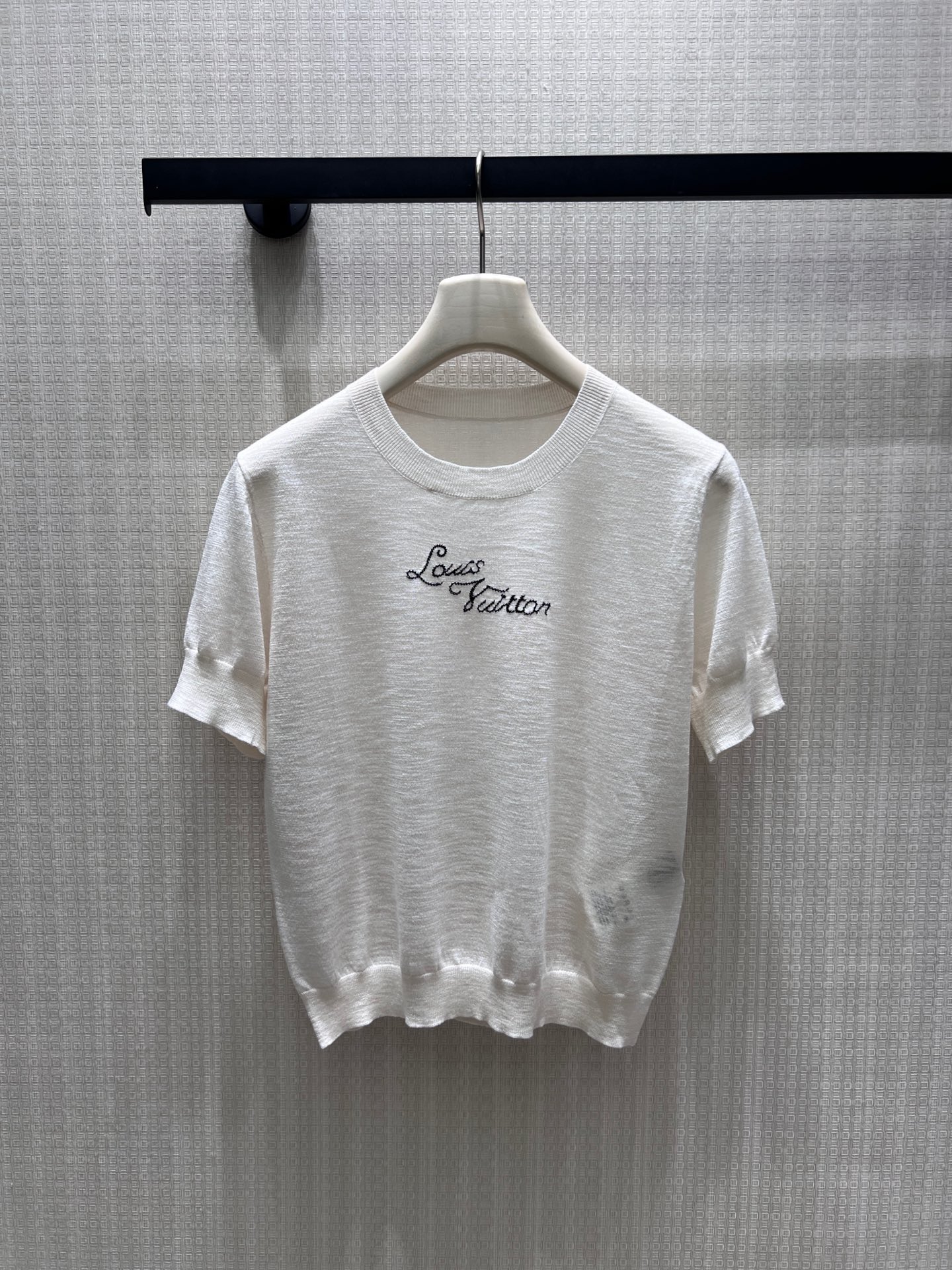 NO:947703,26 early autumn new arrivals short-sleeved sweater  Pure off-white fine-count knitted fabric is light and breathable, with a delicate and transparent texture, making it refreshing and burden-free to wear in summer. Retro floral handwritten logo embroidery on the chest, the lines are exquisite and low-key, weakening the sense of exaggerated logos. Simple round neck with cuffed short sleeves, optimized ribbing at the hem  The proportions, short version are high and neat. Minimalist and light luxury tone, suitable for trousers and skirts, suitable for daily commuting, interpreting the low-key and noble French relaxed texture. Detailed pictures of real-life SmL, skirts, sweaters, T-shirts,1986090926早秋新品 短袖毛衣 纯净米白细支针织面料轻薄透气,自带细腻通透肌理,夏日穿着清爽无负担.胸前复古花体手写logo刺绣,线条精致低调,弱化浮夸标识感.简约圆领搭配收口短袖,下摆罗纹收束优化比例,短款版型显高利落.极简轻奢基调,适配西裤、半裙,通勤日常皆可,诠释低调显贵的法式松弛质感.现货smL实拍细节图,,skirts,sweaters,T-shirt,,Women's clothing