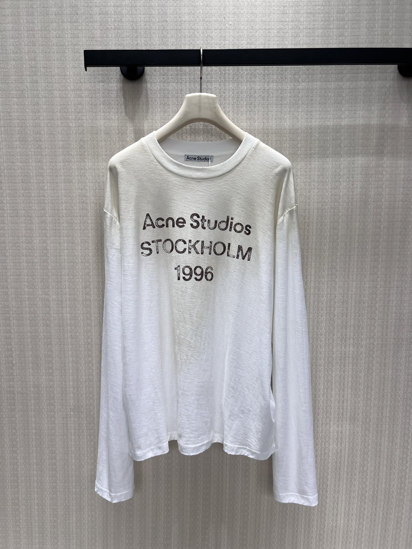 NO:947644,26 spring and summer new products ac long-sleeved thin T is light and breathable, with a relaxed and dropped shoulder version that is not flattering on the body shape. Retro wear letter print on the front, classic Stockholm 1996 logo, rich retro atmosphere. Simple round neck, neat and elegant. Can be worn alone or layered, suitable for jeans, suit skirts, easily interpret Nordic minimalist style, casual and lazy, ready-made smL real shot details, skirts, business suit,1986090926春夏新品 ac 长袖薄T 轻薄透气,松弛落肩版型不挑身形.正面复古磨损感字母印花,经典Stockholm 1996标识,复古氛围感浓郁.简约圆领利落大方.可单穿亦可内搭,适配牛仔、西装半裙,轻松演绎北欧极简风,随性慵懒现货smL 实拍细节图,,skirts,business suit,,Women's clothing