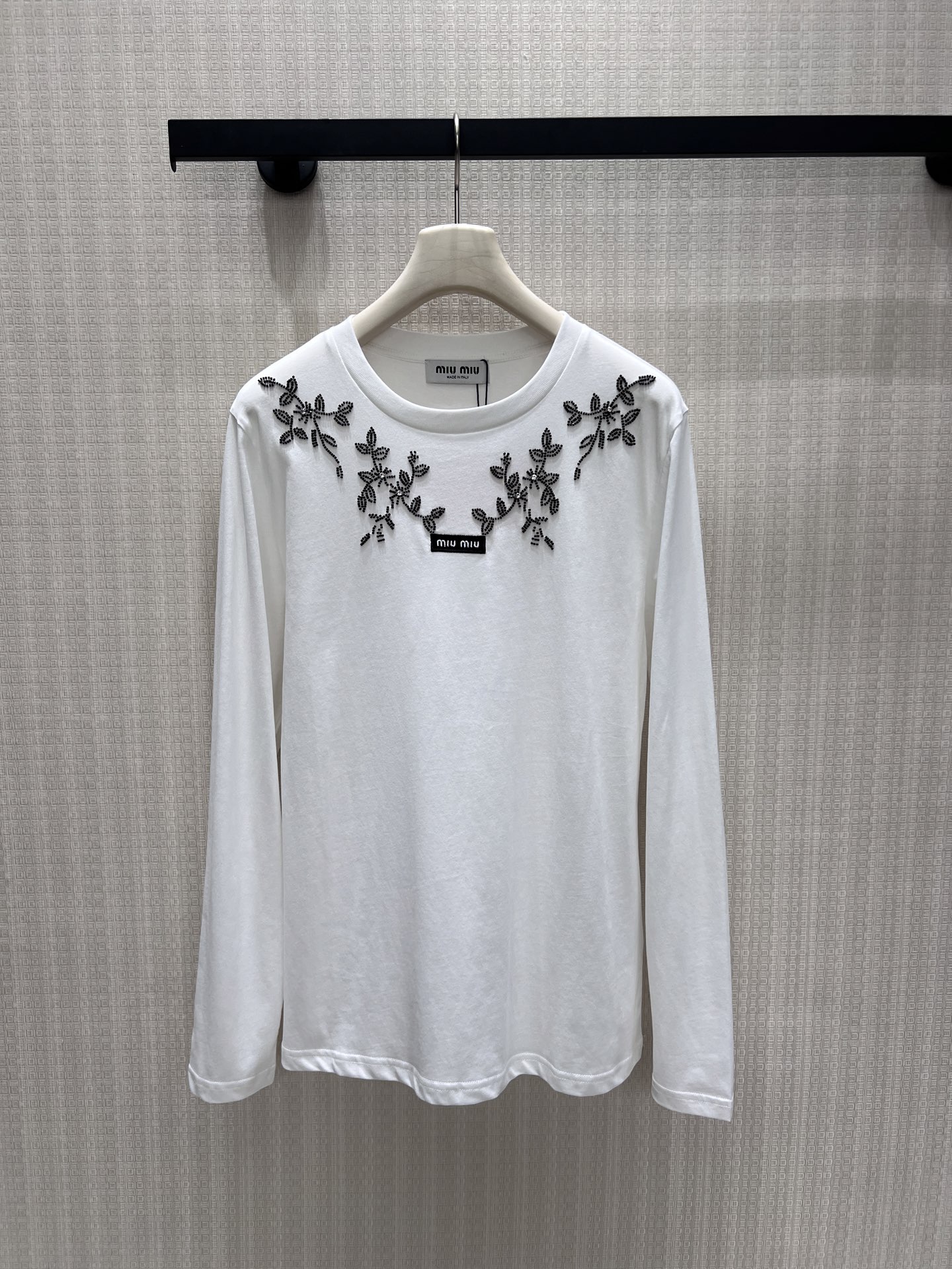 NO:949387,26 early autumn new products  The black and white color is classic and durable, and soft and skin-friendly fabrics are selected, which is comfortable and light to wear. The neckline is exquisitely embroidered with vine and flower beading, which is smart and elegant, with a girly atmosphere. The woven label on the chest is embellished with the brand logo, and the details are exquisite. The simple round neck fits the version, and the neat long sleeves modify the arm lines. It is gentle when worn alone, and it is also suitable for layering jackets, which perfectly presents the elegant and sweet retro girly style. Detailed pictures of real-life sml, jackets & coats,1986090926早秋新品 黑白双色经典耐看,甄选软糯亲肤面料,穿着舒适轻盈.领口精致藤蔓花卉钉珠刺绣,灵动雅致,自带少女氛围感.胸前织标点缀品牌标识,细节考究.简约圆领合身版型,利落长袖修饰手臂线条.单穿温柔出彩,叠搭外套亦很适配,将优雅甜美的复古少女格调完美呈现.现货smL实拍细节图,,jackets & coats,,Women's clothing