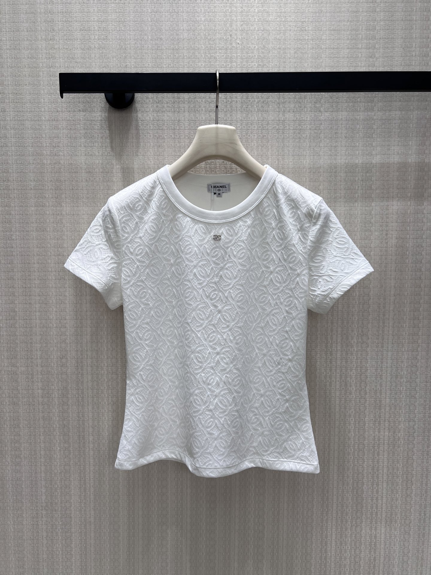 NO:952359,26 spring and summer new products short-sleeved T  Chan**'s pure off-white texture is refreshing and healing, with three-dimensional double-C embossed jacquard all over the body. The texture is delicate and layered, and the brand logo is hidden in a low-key manner. The simple round neck is matched with a small metal logo, and the details are exquisite. The slim-fitting short version optimizes the proportions and benefits.  Dropped short sleeves outline the shoulder line. The fabric is soft and breathable, with both texture and comfort. It can be worn alone or layered, and it interprets the classic and timeless elegance of Xiaoxiang. Detailed pictures of the real stock 36/38/40, chanel, T-shirt,1986090926春夏新品 短袖T Chan**纯净米白质感清爽治愈,通体立体双C浮雕提花,肌理细腻富有层次,低调暗藏品牌标识.简约圆领搭配小巧金属徽标,细节精致考究.修身短款版型优化比例,利落短袖勾勒肩线.面料柔软透气,兼具质感与舒适度,单穿叠搭皆出彩,演绎经典隽永的小香优雅气质.现货36/38/40实拍细节图,,chanel,T-shirt,,Women's clothing