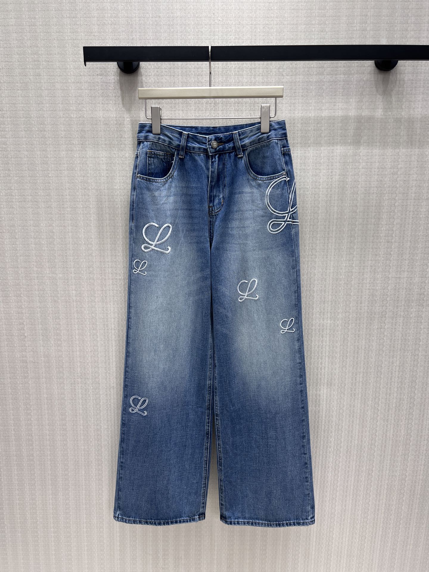 NO:949349,New arrivals for early autumn 26. Jeans. Retro wash with gradient blue tone. The texture is soft and layered. The high-waisted wide-leg tailoring modifies the leg shape. The draped version easily hides the shortcomings of the figure and brings a relaxed aura when walking. The trousers are scattered with the iconic white Anagram embroidery, and the simple lines are low-key and exquisite. The classic five-pocket denim structure is versatile and durable, suitable for all kinds of tops. It combines casual street style with light luxury style, and can easily be worn in daily wear to create a high-end atmosphere. Ready in stock smL  Actual detailed pictures,,jeans,1986090926早秋新品 牛仔裤 复古水洗渐变蓝调,质感柔和富有层次.高腰阔腿剪裁修饰腿型,垂坠版型轻松藏住身形短板,行走自带松弛气场.裤身散落标志性白色Anagram刺绣,简约线条低调精致.经典五袋牛仔结构百搭耐看,适配各类上衣,融合街头随性与轻奢格调,日常穿搭轻松穿出高级氛围感.现货smL 实拍细节图,,jeans,,Women's clothing