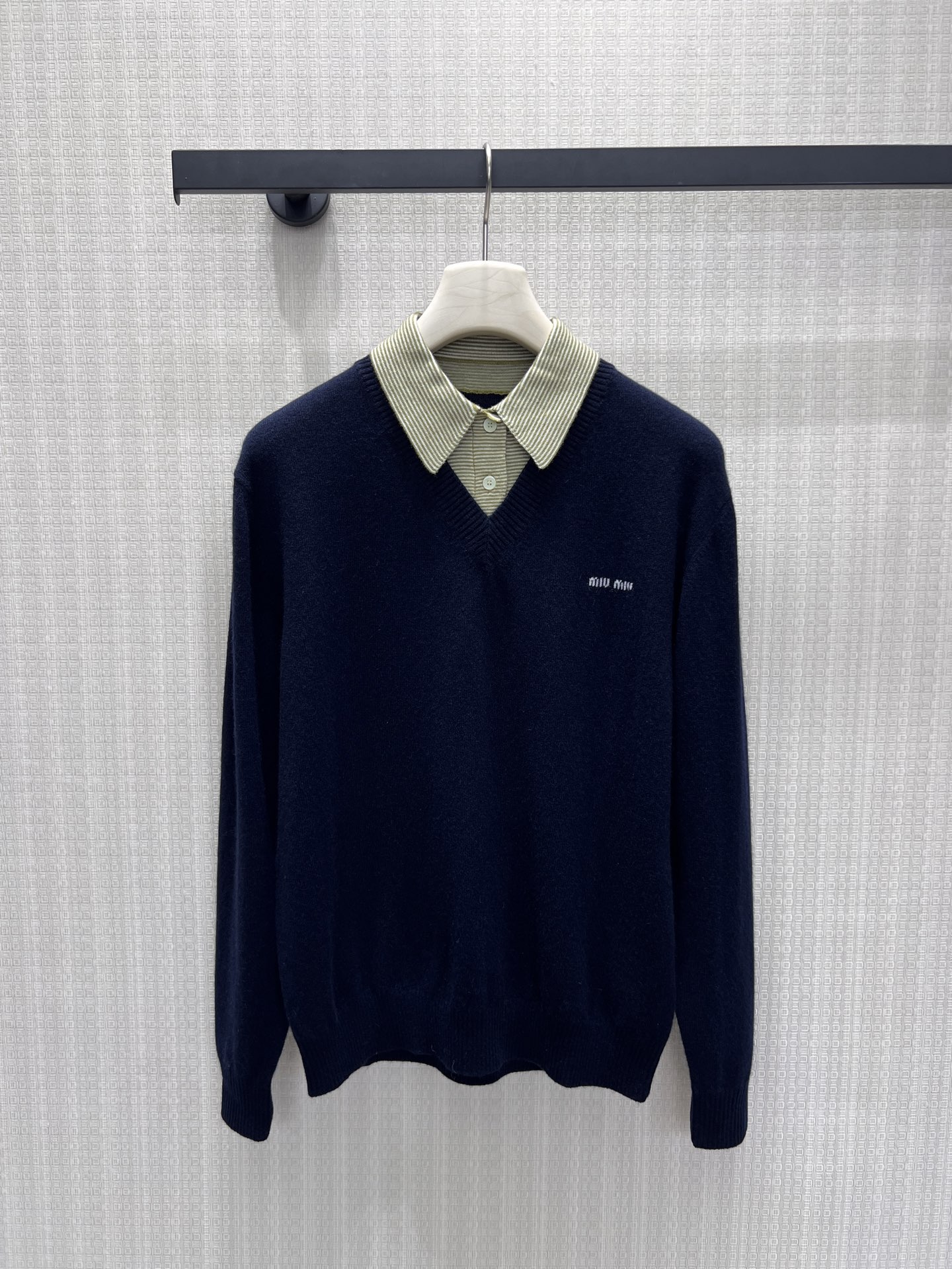 NO:947619,26 early autumn new arrivals sweaters  The navy blue spliced striped shirt collar cleverly creates a layered look, giving off a college atmosphere. The soft and waxy wool fabric feels warm to the touch, and the loose, dropped-shoulder style is comfortable and comfortable. Exquisite small-word embroidery on the chest has a low-key brand logo, and the contrasting striped collar adds a sense of hierarchy. Simple V  The fake collar design is retro and eye-catching, suitable for skirts and trousers, easy to achieve sweet college style, with both girly and elegant texture. Ready stock 36/38/40 real shot details, skirts, sweaters, shirts,1986090926早秋新品 毛衣 藏青拼接条纹衬衫领,巧妙打造叠穿视觉,学院氛围扑面而来.软糯羊毛面料触感温润,宽松落肩版型舒适自在.胸口精致小字刺绣低调标识品牌,撞色条纹领增添层次感.简约V型假领设计复古耐看,适配半裙与长裤,轻松拿捏甜系学院风,兼具少女感与优雅质感.现货36/38/40实拍细节图,,skirts,sweaters,shirts,,Women's clothing