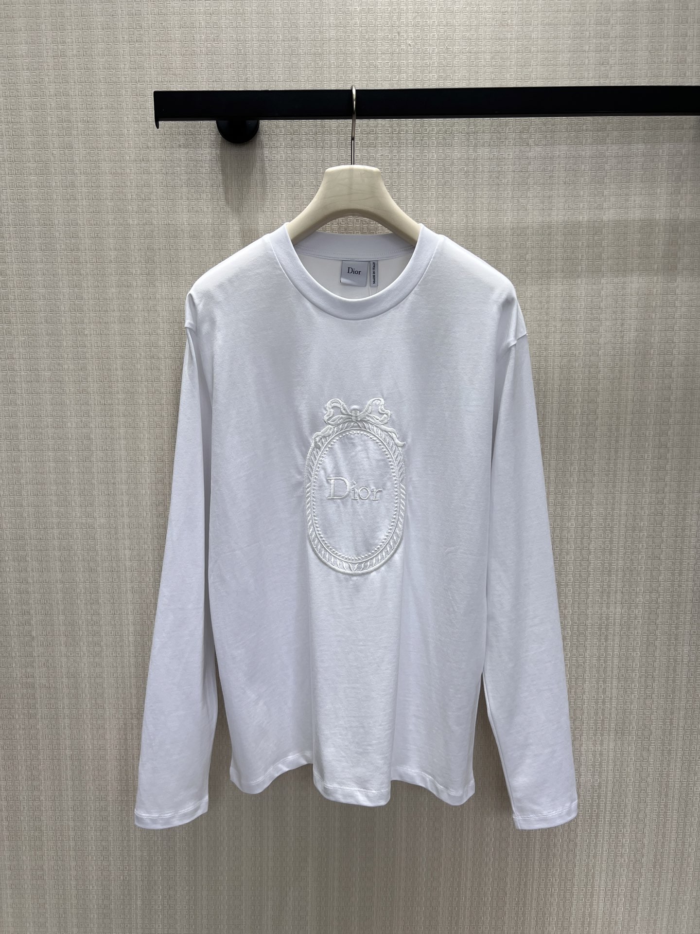 NO:949275,26 early autumn new product Dio** long-sleeved T  The pure white tone is simple and elegant, and the upper body is soft and breathable. The upper body is soft and breathable. The three-dimensional oval badge is embroidered on the chest, and the bow surrounds the brand logo. The same color craftsmanship is low-key and high-end, and the texture layer is outstanding. The loose off-shoulder version accommodates various body shapes, and the classic round neck is versatile and not picky. It can be worn alone or as an inner layer, easily control a variety of styles, and interpret the unobtrusive French light luxury temperament. Spot 36/38/40 real shot details, dior,1986090926早秋新品 Dio**长袖T 纯净白调简约大气,甄选细腻亲肤棉质面料,上身柔软透气.胸前立体椭圆形徽章刺绣,蝴蝶结环绕品牌标识,同色系工艺低调高级,质感层次突出.宽松落肩版型包容各种身形,经典圆领百搭不挑人.可单穿亦可作为内搭,轻松驾驭多种穿搭风格,诠释不张扬的法式轻奢气质.现货36/38/40实拍细节图,,dior,,Women's clothing