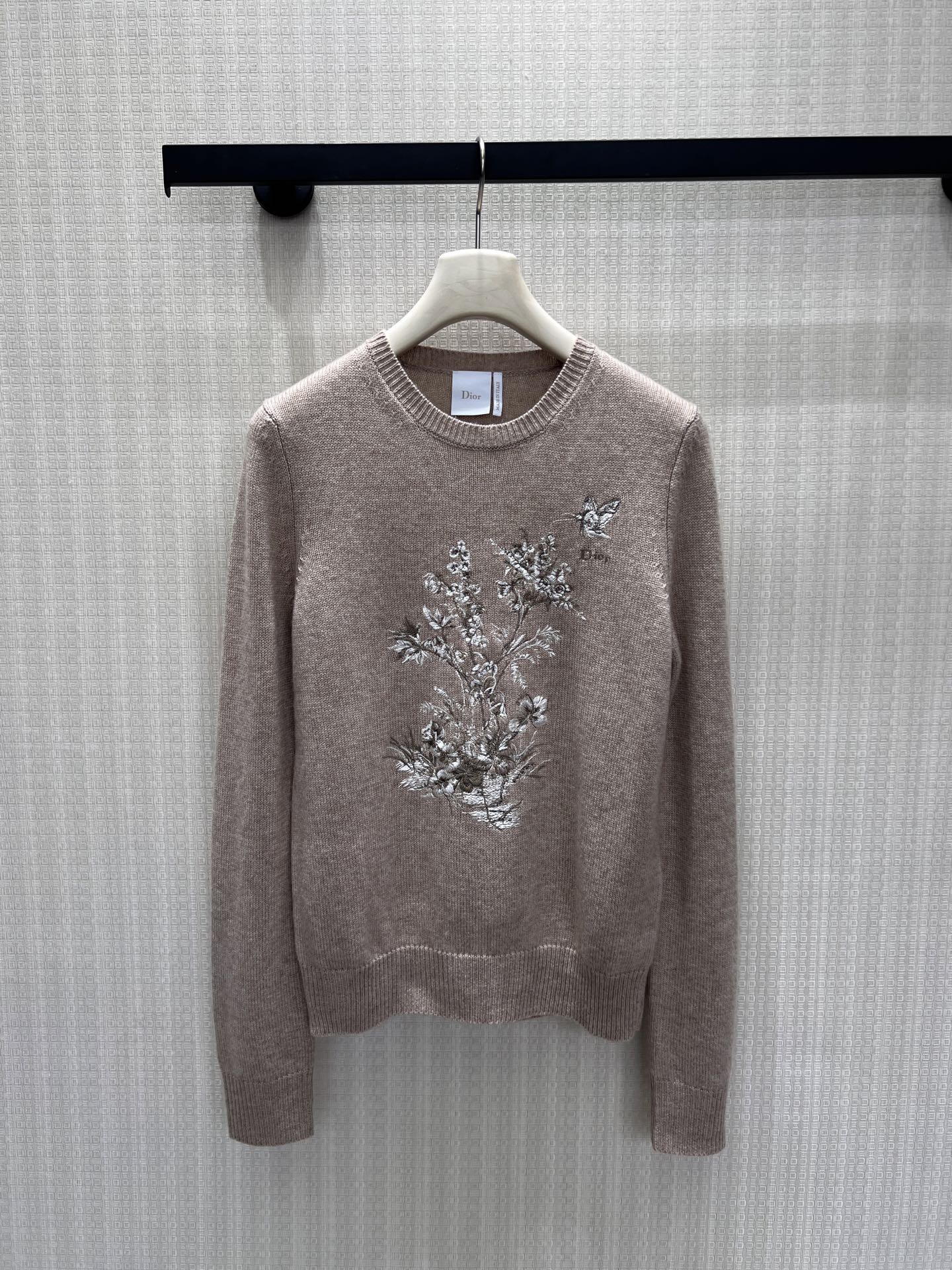 NO:947552,26 early autumn new arrivals sweaters  Dio** soft blended oatmeal has a warm and elegant color tone. It selects fine knitted fabrics, which are soft and skin-friendly. The body is heavily embroidered with flowers and birds, and the stitching is exquisite and smart, outlining a poetic atmosphere and implicitly revealing the brand style.  .Classic round neck with gathered hem, neat and slim fit. It has both retro charm and elegant temperament. It is suitable for skirts and suits. It can be used in daily commuting. It is a low-key interpretation of French light luxury aesthetics. Ready in stock 36/38/40  Actual detailed pictures, dior, skirts, sweaters, business suit,1986090926早秋新品 毛衣 Dio**柔和杂糅燕麦色调温润雅致,甄选细腻针织面料,触感软糯亲肤.衣身重工花卉飞鸟刺绣,针脚精致灵动,勾勒诗意氛围感,含蓄流露品牌格调.经典圆领搭配收束下摆,版型利落修身.兼具复古韵味与优雅气质,适配半裙、西装,通勤日常皆可驾驭,低调演绎法式轻奢美学.现货36/38/40 实拍细节图,,dior,skirts,sweaters,business suit,,Women's clothing
