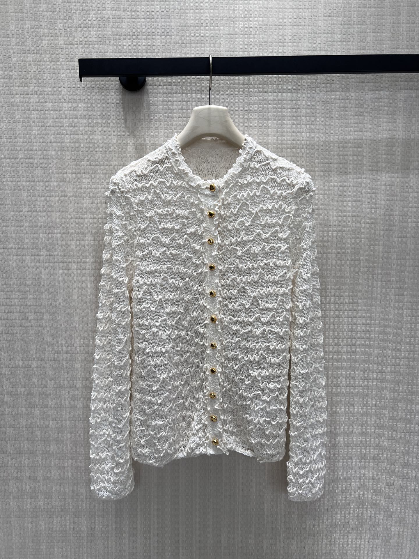 NO:949301,26 early autumn new products Chan** cardigan sweater  Three-dimensional wavy texture knitting has a unique sense of layering, and the transparent and micro-transparent fabric is light and elegant. The round neck is matched with exquisite metal buttons, replicating the classic petite style. The two colors of milk white and mint green are fresh and soft, and the short version optimizes body proportions. The long-sleeved cut has both sun protection and atmosphere, and is suitable for solo wear or inner wear. It is gentle and delicate, with a refreshing fairy spirit, and can easily create a simple and elegant spring look. In stock 36/38/40  Real shot details,,chanel,sweaters,1986090926早秋新品 Chan**开衫毛衣 立体波浪肌理针织自带独特层次感,通透微透面料轻盈雅致.圆领搭配精致金属排扣,复刻经典小香格调.奶白、薄荷绿两色清新柔和,短款版型优化身材比例.长袖剪裁兼具防晒与氛围感,单穿、内搭都适配.温柔精致,自带清爽仙气,轻松打造简约显贵的春日造型.现货36/38/40 实拍细节图,,chanel,sweaters,,Women's clothing