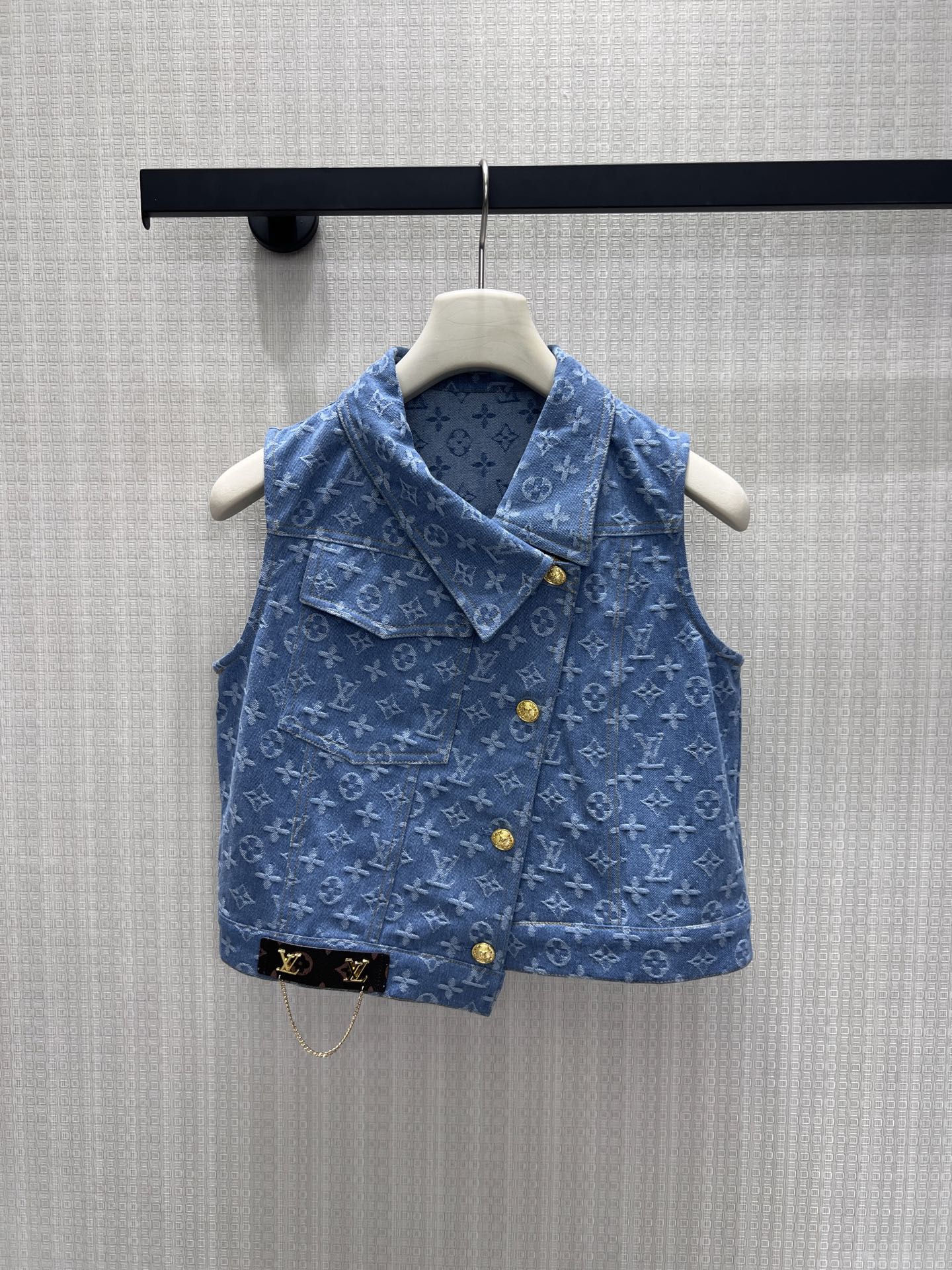 NO:950840,26 spring and summer new products, original designer suit. The classic old flower jacquard is covered with denim fabric, and the washed light blue tone is refreshing and soft. The sleeveless lapel vest is matched with gold buttons, and the neat short version raises the waistline. The fishtail skirt is flexible and stretched, and comes with brand belt chain embellishment. The whole set has both retro luxury and girly atmosphere. The complete set is exquisite and colorful, and can be split and mixed freely to create an atmospheric summer light luxury look. Ready in stock smL  Actual detailed pictures,,skirts,1986090926春夏新品 原创设计师 套装 满幅经典老花提花铺满牛仔面料,水洗浅蓝色调清爽柔和.无袖翻领马甲搭配金色排扣,利落短款版型拉高腰线.鱼尾半裙灵动舒展,附赠品牌腰带链条点缀.整套兼具复古奢感与少女气息,成套穿搭精致出彩,亦可拆分自由混搭,打造氛围感十足的夏日轻奢造型.现货smL 实拍细节图,,skirts,,Women's clothing