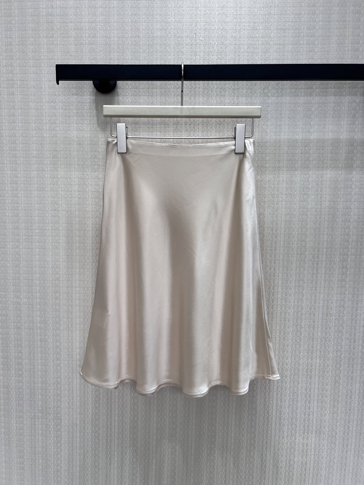 NO:950803,26 early autumn new products original designer skirt  Soft champagne-colored acetate skirt, with a delicate and warm luster, and a naturally elegant atmosphere. The simple high-waist cut fits the waistline, and the naturally drooping fishtail skirt sways lightly with your steps. The smooth fabric is skin-friendly and draped, and the lines are soft and not flattering on the body shape. It has outstanding versatility and can be matched with shirts and knitted tops to easily create a variety of looks for commuting and dating, interpreting a gentle and quiet light temperament. Ready-made smL luxury  Actual detailed pictures,,skirts,shirts,1986090926早秋新品 原创设计师款 半裙 柔光香槟色醋酸半裙,流淌细腻温润的光泽,自带浑然天成的优雅氛围感.简约高腰剪裁贴合腰线,自然垂坠的鱼尾裙摆随步履轻盈摇曳.顺滑面料亲肤垂顺,线条柔和不挑身形.百搭属性出众,适配衬衫、针织上衣,轻松打造通勤、约会多种造型,诠释温柔静谧的轻奢气质.现货smL 实拍细节图,,skirts,shirts,,Women's clothing