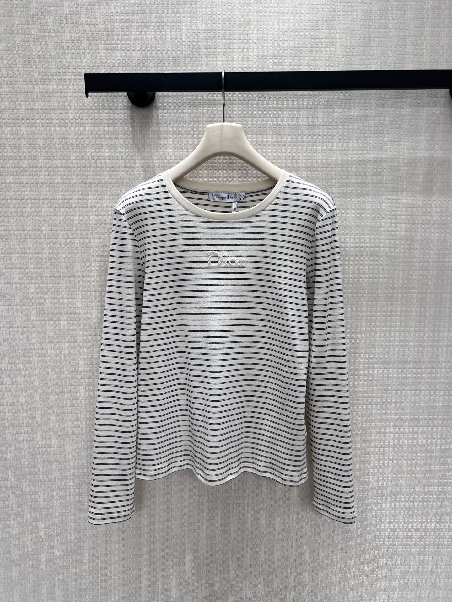 NO:952428,26 early autumn new products long-sleeved T  Classic beige and gray pinstripes, with a French relaxed atmosphere. Soft skin-friendly knitted fabric, warm and breathable to the touch. The three-dimensional embroidered logo on the chest is low-key and simple, unobtrusive but highly recognizable. The round-neck short version cleverly raises the waistline, and the long-sleeved tailoring modifies the arm lines. It can be worn alone or as an inner layer, suitable for skirts and jeans, and can easily interpret simple, durable, low-key and noble daily luxury wear. Detailed photos of real-life sml, skirts, jeans,1986090926早秋新品 长袖T 经典米灰细条纹,自带法式松弛氛围感.柔软亲肤针织面料,触感温润透气.胸前立体刺绣logo低调简约,不张扬却极具辨识度.圆领短款版型巧妙拉高腰线,长袖剪裁修饰手臂线条.可单穿也可作为内搭,适配半裙、牛仔裤,轻松演绎简约耐看、低调显贵的日常轻奢穿搭.现货smL实拍细节图,,skirts,jeans,,Women's clothing