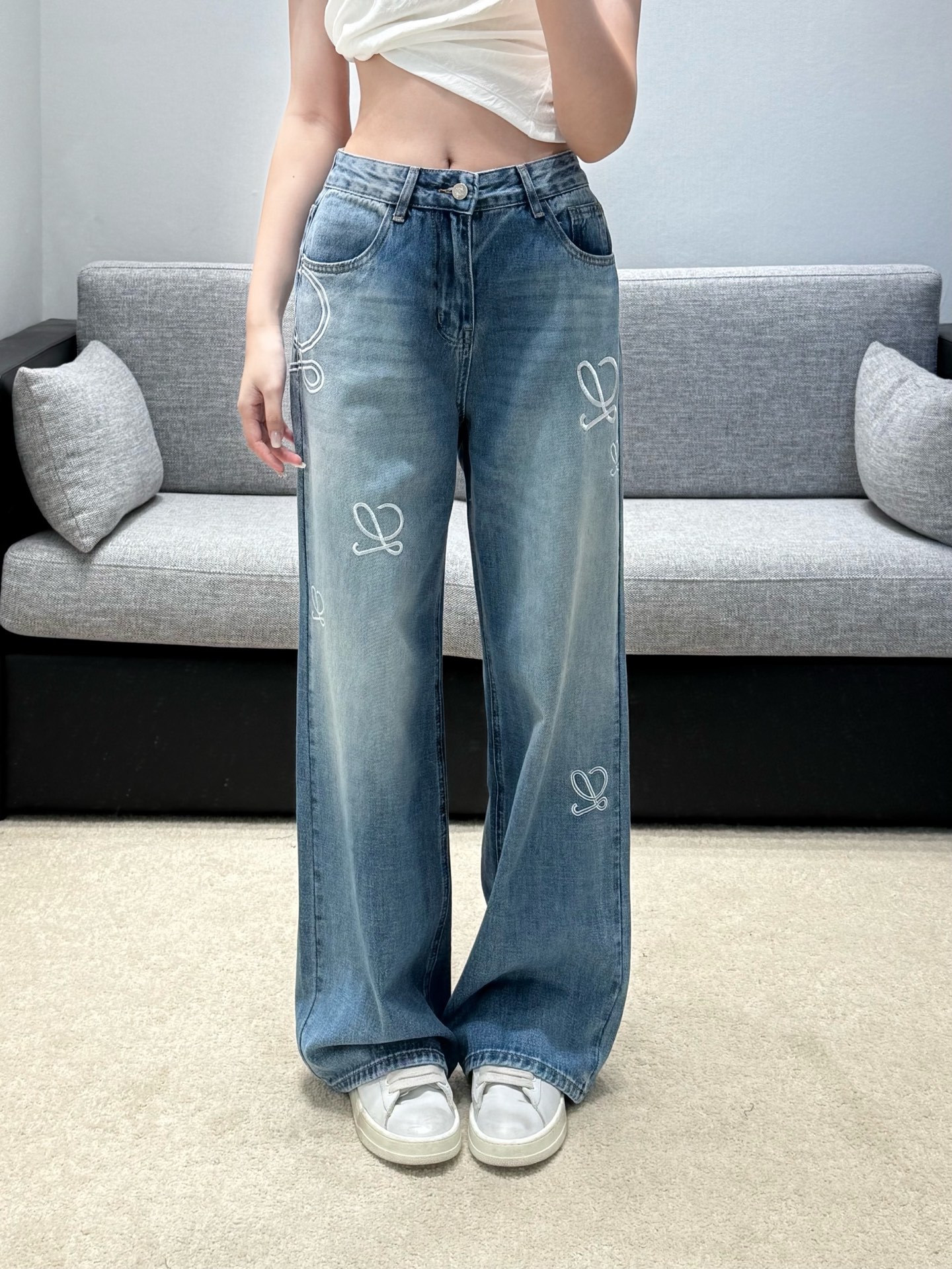 NO:949362,26 new early autumn jeans, retro washed gradient blue, soft and layered texture. The high-waisted wide-leg tailoring modifies the leg shape, and the draped version easily hides the shortcomings of the body, giving it a relaxed aura when walking. The trousers are scattered with the iconic white Anagram embroidery, and the simple lines are low-key and exquisite. The classic five-pocket denim structure is versatile and durable, suitable for all kinds of tops, blending street casualness and light luxury style, and easy to wear with a high-end atmosphere in daily wear. Ready in stock smL,,jeans,1986090926早秋新品 牛仔裤 复古水洗渐变蓝调,质感柔和富有层次.高腰阔腿剪裁修饰腿型,垂坠版型轻松藏住身形短板,行走自带松弛气场.裤身散落标志性白色Anagram刺绣,简约线条低调精致.经典五袋牛仔结构百搭耐看,适配各类上衣,融合街头随性与轻奢格调,日常穿搭轻松穿出高级氛围感.现货smL,,jeans,,Women's clothing