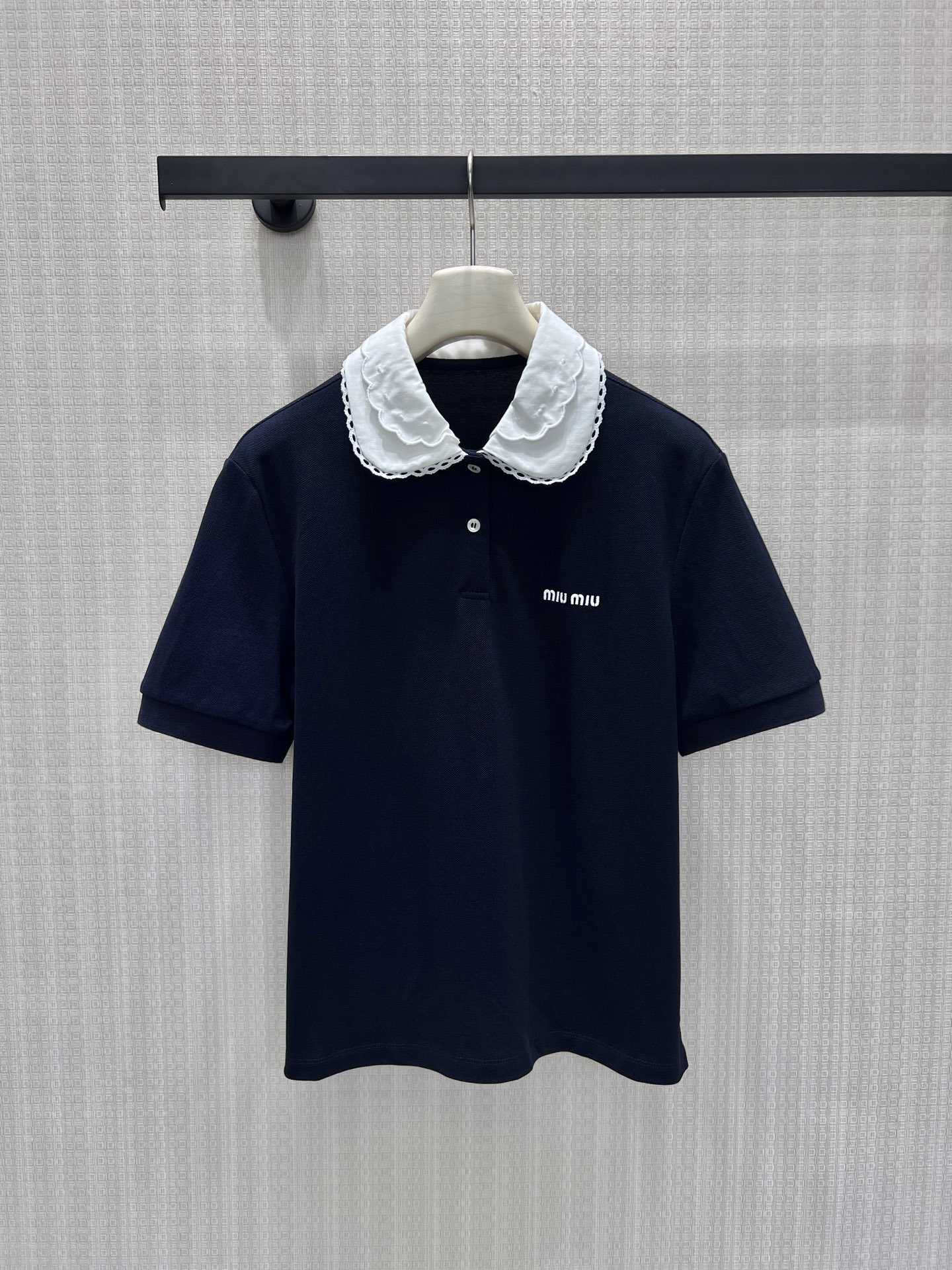NO:950813,26 spring and summer new arrivals miu ** short sleeves, navy blue pique fabric, breathable, crisp and textured  , Double-layer lace doll collar, softening the lines, exuding a sweet college atmosphere. The half-open button design is simple and elegant, and the white letter embroidery on the chest is a delicate finishing touch. The neat short sleeves are paired with a short version, which can easily increase the proportion. The balance of girlishness and light luxury, daily matching with skirts and trousers, to create a gentle and smart retro girl look. Ready in stock 36/38/40 Real shot details,, miumiu, skirts, T-shirt,1986090926春夏新品 miu ** 短袖 藏青珠地面料,透气挺括自带质感 ,双层蕾丝花边娃娃领,柔化线条,洋溢清甜学院氛围.半开襟纽扣设计简约大方,胸口白色字母刺绣精致点睛.利落短袖搭配短款版型,轻松拉高比例.少女感与轻奢感平衡,日常搭配半裙、长裤,打造温柔灵动的复古少女造型.现货36/38/40 实拍细节图,,miumiu,skirts,T-shirt,,Women's clothing