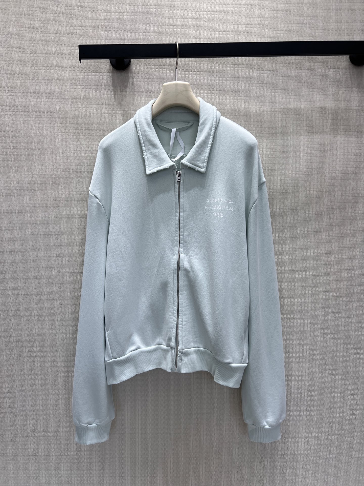 NO:949253,26th early autumn new product ac** sweatshirt jacket, available in fresh light blue and classic navy blue, soft and waxy terry fabric, comfortable and skin-friendly. Simple small lapel with full zipper design, neat and casual. Exquisite letter logo on the chest, continuing the minimalist tone of the brand. The short off-shoulder version optimizes body proportions, and the ribbed cuffs are stable and stylish. It can be easily adapted to various inner wear in daily life, and the Nordic relaxed atmosphere is full, creating a clean and advanced casual wear. Ready stock smL  Actual detailed pictures,,hoodie,sweatshirts,jackets & coats,1986090926早秋新品 ac**卫衣外套 清新浅蓝与经典藏蓝双色可选,软糯毛圈面料舒适亲肤.简约小翻领搭配全开拉链设计,利落随性.胸口精致字母标识,延续品牌极简调性.短款落肩版型优化身形比例,罗纹收口稳固有型.日常轻松适配各类内搭,北欧松弛氛围感拉满,打造干净高级的休闲穿搭.现货smL 实拍细节图,,hoodie,sweatshirts,jackets & coats,,Women's clothing