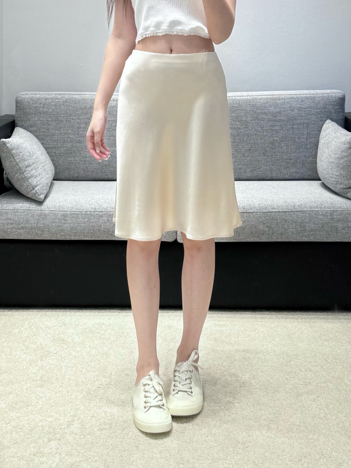 NO:950814,26 early autumn new products original designer skirt  Soft champagne-colored acetate skirt, flowing with delicate and warm luster, has a natural and elegant atmosphere. The simple high-waist cut fits the waistline, and the naturally drooping fishtail skirt sways lightly with the steps. The smooth fabric is skin-friendly and draped, and the lines are soft and not flattering on the body shape. It has outstanding versatile attributes, suitable for shirts and knitted tops, and can easily create a variety of looks for commuting and dating, interpreting a gentle and quiet light temperament. Ready-made smL, luxury, skirts, shirts,1986090926早秋新品 原创设计师款 半裙 柔光香槟色醋酸半裙,流淌细腻温润的光泽,自带浑然天成的优雅氛围感.简约高腰剪裁贴合腰线,自然垂坠的鱼尾裙摆随步履轻盈摇曳.顺滑面料亲肤垂顺,线条柔和不挑身形.百搭属性出众,适配衬衫、针织上衣,轻松打造通勤、约会多种造型,诠释温柔静谧的轻奢气质.现货smL,,skirts,shirts,,Women's clothing