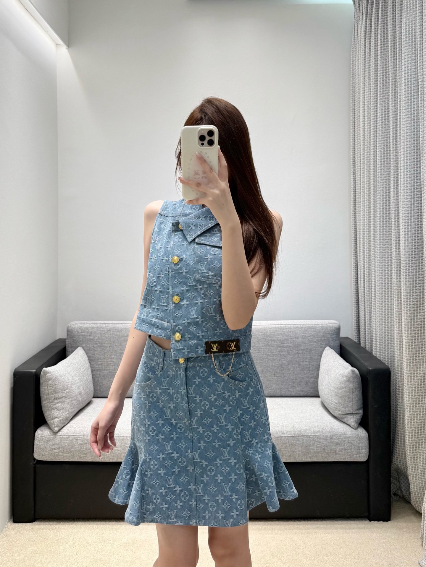 NO:950850,26 spring and summer new products original designer suits  The classic old flower jacquard is covered with denim fabric, and the washed light blue tone is refreshing and soft. The sleeveless lapel vest is paired with gold buttons, and the neat short version raises the waistline. The fishtail skirt is flexible and stretchable, and comes with a brand belt chain embellishment. The whole set has both retro luxury and girly flavor. The complete set is exquisite and colorful, and can be split and mixed freely to create an atmospheric summer light luxury look. Ready in stock smL, skirts,1986090926春夏新品 原创设计师 套装 满幅经典老花提花铺满牛仔面料,水洗浅蓝色调清爽柔和.无袖翻领马甲搭配金色排扣,利落短款版型拉高腰线.鱼尾半裙灵动舒展,附赠品牌腰带链条点缀.整套兼具复古奢感与少女气息,成套穿搭精致出彩,亦可拆分自由混搭,打造氛围感十足的夏日轻奢造型.现货smL,,skirts,,Women's clothing