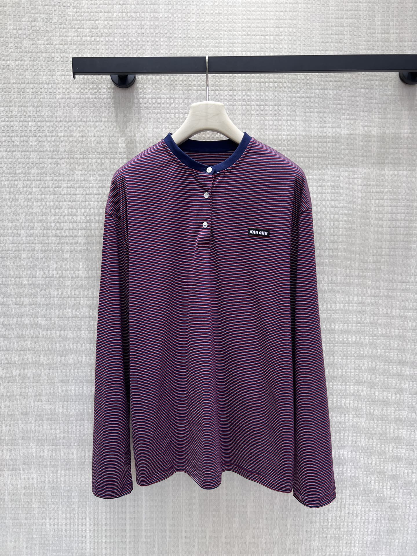 NO:949303,New product for early autumn 26 Long-sleeved T. Retro purple and blue pinstripes create a strong atmosphere. The soft and breathable fabric is selected to make the upper body comfortable and comfortable. The three-button Henry collar design is classic and attractive, and the contrasting collar adds layering. The small woven label on the chest is low-key embellishment, simple and yet recognizable. The loose dropped shoulder cut is highly tolerant and is suitable for daily wear alone or as an inner layer. It is easy to achieve the relaxed style of a gentle retro girl. In stock 36/38/40  Actual detailed pictures,1986090926早秋新品 长袖T 复古紫蓝细条纹营造浓郁氛围感,甄选软糯透气面料,上身舒适自在.亨利领三粒扣设计经典耐看,撞色领边增添层次.胸口小巧织标低调点缀,简约不失辨识度.宽松落肩剪裁包容性强,日常单穿或是作为内搭都很合适,轻松拿捏温柔复古的少女松弛格调.现货36/38/40 实拍细节图,,,Women's clothing