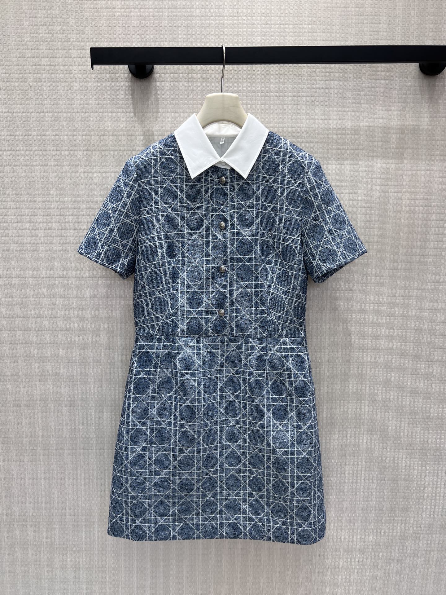 NO:950871,26th early autumn new product Dio** dress Contrasting white lapels create a layered texture, and the rhombus jacquard texture is exquisite and durable. The metal buttons in the front row are arranged in an orderly manner, and the short sleeves are refreshing and decent. The high waistline version optimizes body proportions, and the straight skirt is simple and elegant. The coarse floral fabric has a retro texture, integrating intellectual elegance, suitable for commuting and dating, and calmly interpreting low-key and timeless French light style. Ready in stock 36/38/40  Actual detailed pictures, dior, skirts, T-shirt,1986090926早秋新品 Dio**连衣裙 撞色白翻领打造层次质感,菱格提花纹理精致耐看.前排金属纽扣有序排布,短袖剪裁清爽得体.高腰线版型优化身材比例,直筒裙身简约大气.粗花面料自带复古肌理,融合知性优雅气质,通勤、约会皆适配,从容演绎低调隽永的法式轻奢格调.现货36/38/40 实拍细节图,,dior,skirts,T-shirt,,Women's clothing