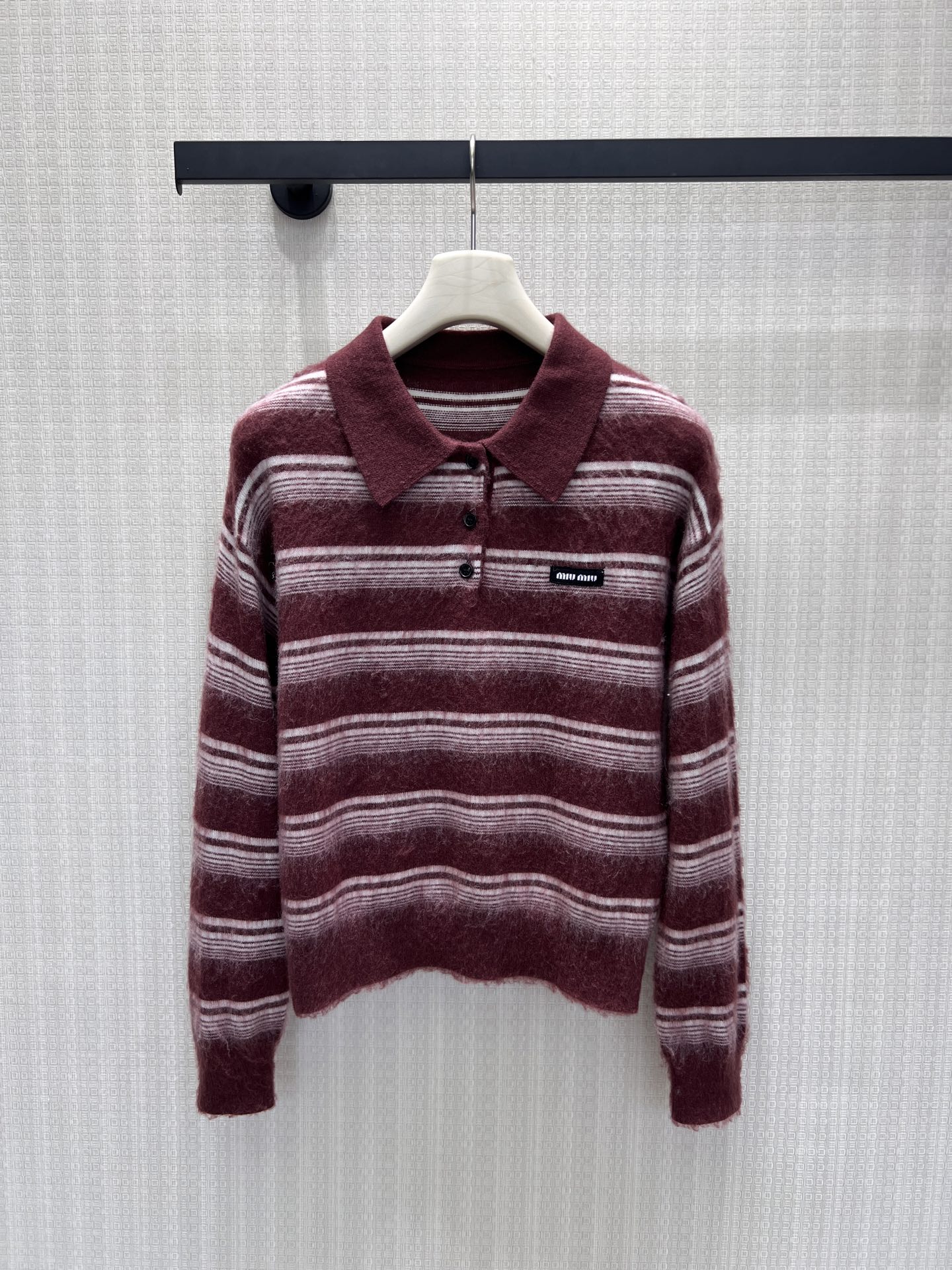 NO:950764,26 early autumn new arrival miu** sweater  Retro burgundy with white stripes, selected fluffy and soft wool fabric with a hazy and soft mist texture. Classic Polo lapels with half-open buttons, and delicate embroidery of cloth labels on the chest. The short raw edge hem is smart and playful, and the loose off-shoulder version is lazy and comfortable. Retro style  The atmosphere of the hospital is full, gentle and full of atmosphere. It is suitable for skirts and trousers, and can easily interpret the retro and sweet girl's light and luxurious outfit. Ready-made 36/38/40 real shot details, miumiu, skirts, sweaters,1986090926早秋新品 miu**毛衣 复古酒红撞白条纹,甄选蓬松柔软羊毛面料,自带朦胧柔雾肌理.经典Polo翻领搭配半开纽扣,胸口布标刺绣精致点睛.短款毛边下摆灵动俏皮,宽松落肩版型慵懒舒适.复古学院氛围拉满,温柔又富有氛围感,适配半身裙与长裤,轻松演绎复古甜美的少女轻奢穿搭.现货36/38/40实拍细节图,,miumiu,skirts,sweaters,,Women's clothing