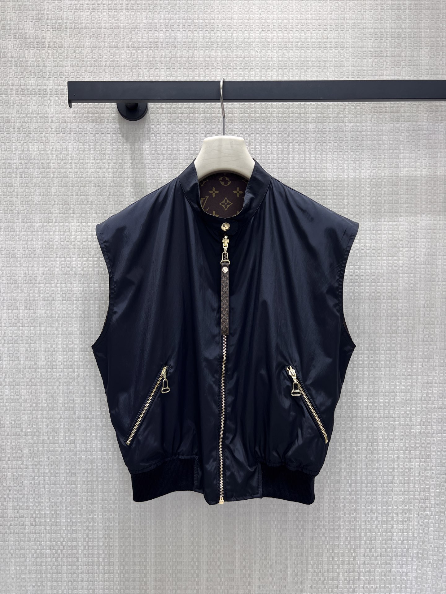 NO:950705,26 early autumn new arrival silk double-sided vest jacket  Smooth silk fabrics are selected to create a double-wearable design, and the classic retro all-over printed presbyopia is highly recognizable. The stand-up collar is matched with a zipper placket, the unique leather label puller is exquisite, and the ribbed hem trims the body shape. The sleeveless vest is neatly cut and lightweight, and it can be worn alone or layered. One side is classic presbyopia, and the other side is simple and solid color, with two styles in one garment, calmly interpreting the low-key luxury of old money, and easily adapting to various scenes. Spot 35:38/40  Actual detailed pictures, jackets & coats, real silk,1986090926早秋新品 真丝双面马甲外套 甄选顺滑真丝面料打造双面可穿设计,经典复古满印老花辨识度十足.立领搭配拉链门襟,别致皮标拉头精致考究,下摆罗纹收口修饰身形.无袖马甲剪裁利落轻便,叠穿单搭皆出彩.一面经典老花,一面简约纯色,一衣两种风格,从容诠释老钱风低调奢华,轻松适配多场景穿搭.现货35:38/40 实拍细节图,,jackets & coats,real silk,,Women's clothing