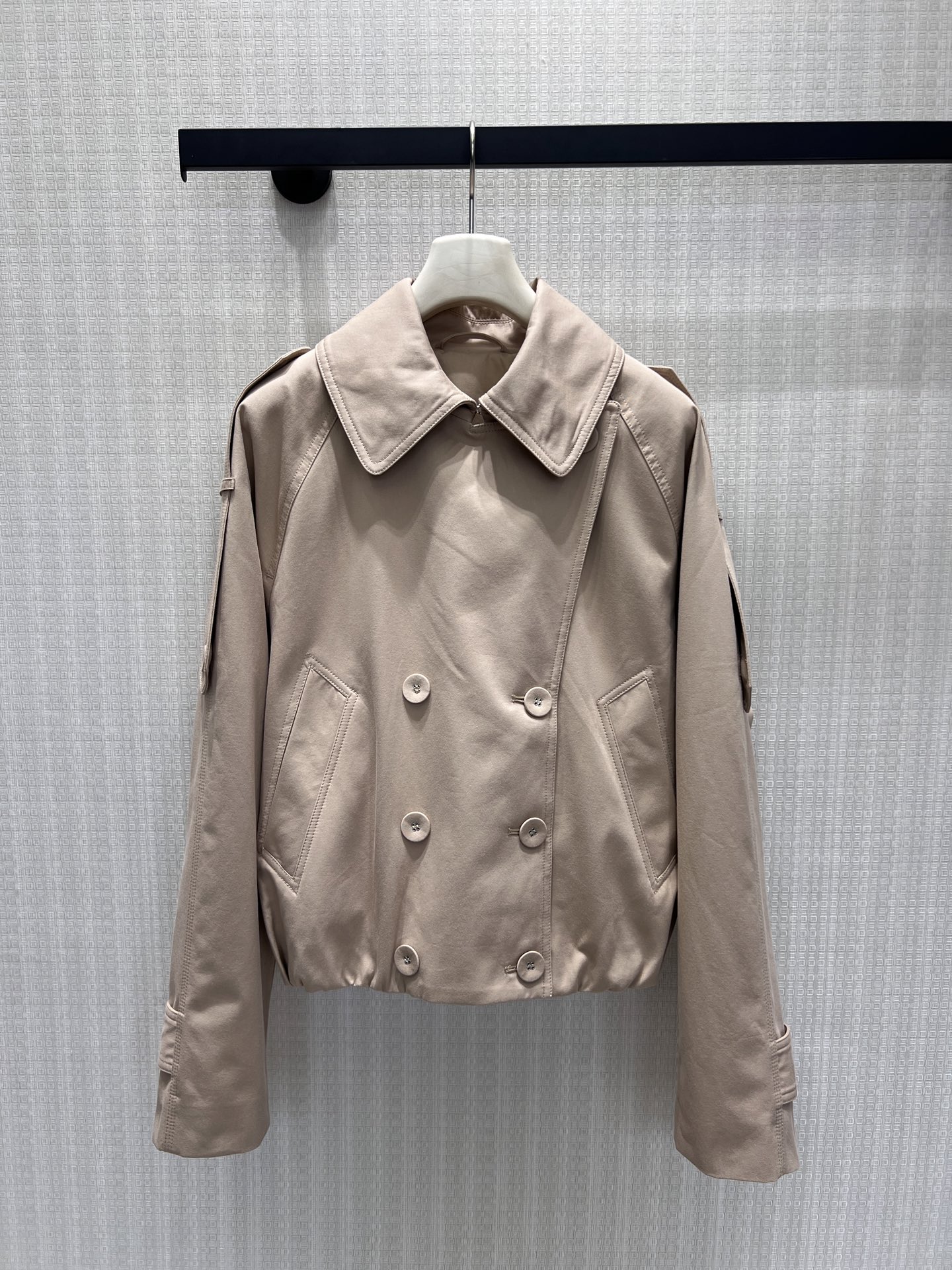 NO:950685,26 early autumn new ac ** short windbreaker jacket  The khaki tone reshapes the style of the windbreaker, with neat large lapels and double-breasted design, continuing the retro British style. The loose shoulder cut has a relaxed atmosphere, the cuffs have rich details, and the short length cleverly raises the waistline. The fabric is crisp and stylish and not easy to wrinkle, with both styling and practicality. It is simple and elegant without being picky about matching, and it is easy to create a casual and lazy Nordic minimalist style. Detailed photos of the actual goods, smL, jackets & coats,1986090926早秋新款 ac **短款风衣外套 卡其色调重塑风衣版型,利落大翻领搭配双排扣设计,延续复古英伦格调.宽松落肩剪裁自带松弛氛围,袖口束带细节丰富层次,短款衣长巧妙拉高腰线.面料挺括有型不易褶皱,兼具造型感与实穿性,简约大气不挑搭配,轻松打造随性慵懒的北欧极简风穿搭.现货smL实拍细节图,,jackets & coats,,Women's clothing