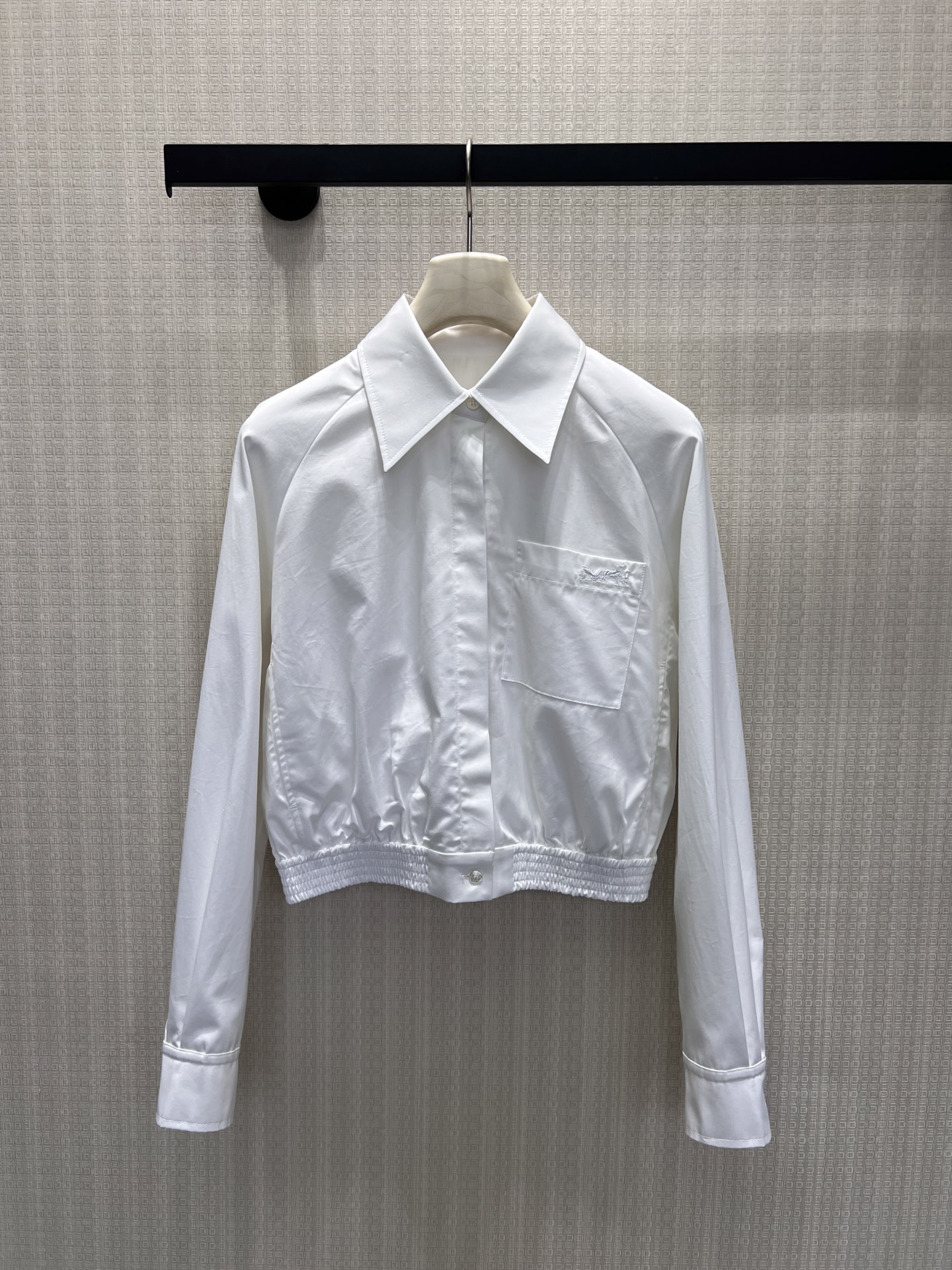 NO:953955,26 early autumn new products  Short lapel shirt jacket, available in pure white and soft light blue. The neat pointed collar is paired with raglan sleeve design, and the pockets are exquisitely embroidered to highlight the texture in a low-key manner. The elasticated hem creates a short version, which can easily raise the waistline. The fabric is crisp and stylish, with both texture and comfort. It can be worn alone or layered, suitable for long skirts and denim items. It is simple and refreshing, interpreting a relaxed and elegant urban light luxury style. Detailed photos of the real stock sml, skirts, jackets &  coats,shirts,1986090926早秋新品 短款翻领衬衫外套,纯净白、柔和浅蓝双色可选.利落尖领搭配插肩袖设计,口袋精致刺绣低调彰显质感.下摆松紧收口打造短款版型,轻松拉高腰线.面料挺括有型,兼具质感与舒适度.可单穿可叠搭,适配长裙、牛仔单品,简约清爽,诠释松弛优雅的都市轻奢格调.现货smL实拍细节图,,skirts,jackets & coats,shirts,,Women's clothing