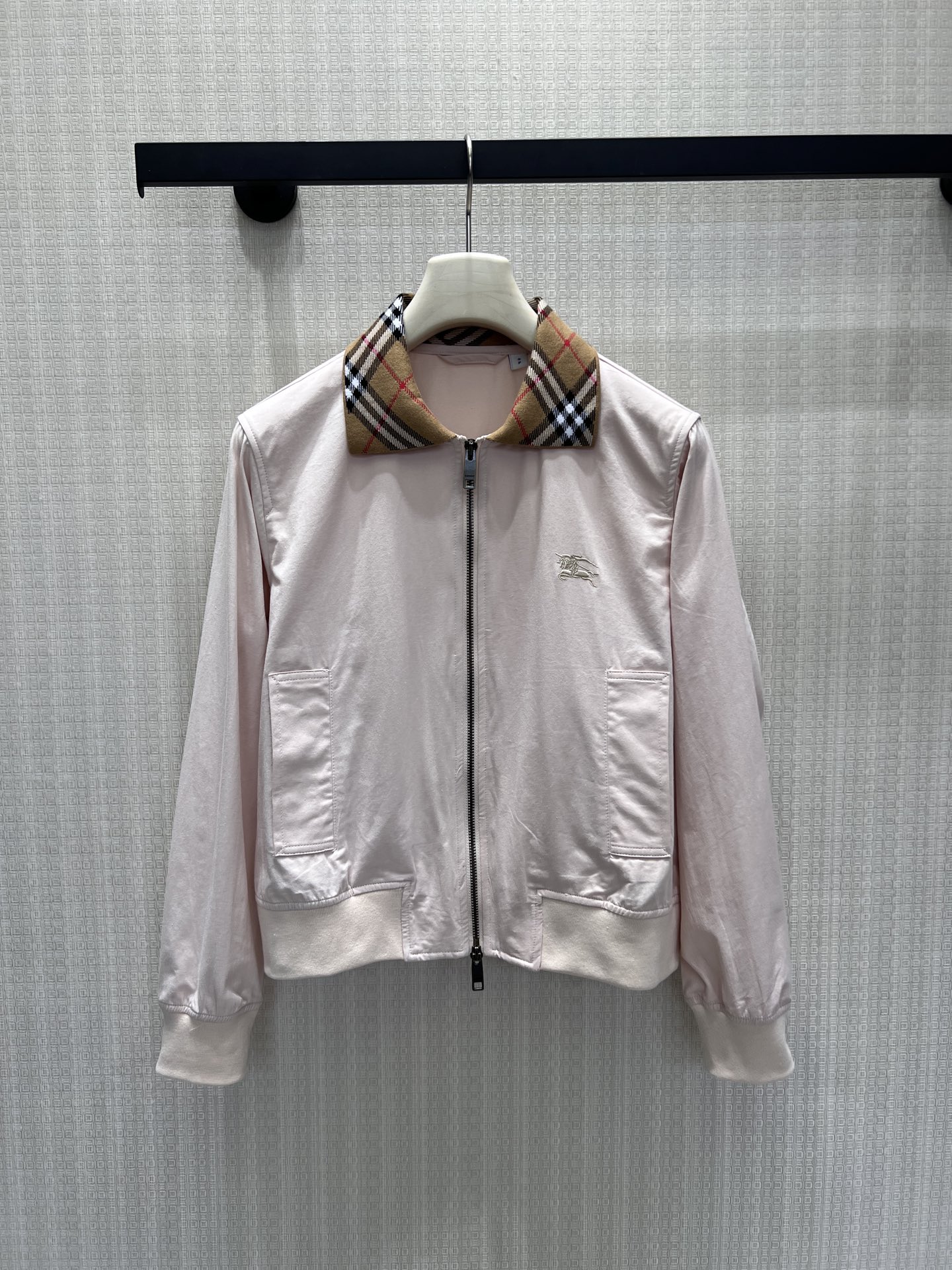 NO:950748,26 early autumn new arrivals plaid collar jacket  Soft light pink two-tone color is available, the classic plaid lapel creates recognition, and the neat zipper opening is simple and elegant. The war horse embroidery on the body is exquisite and low-key, and the patch pockets on both sides are both beautiful and practical. The ribbed hem and cuffs modify the lines, and the short version can easily optimize the proportion. The fabric is soft and durable, with a casual atmosphere and British light luxury texture. It can be paired with skirts and trousers in daily life, gentle and noble. Detailed pictures of real-life sml of the stock, skirts, jackets & coats, jackets  & coats,1986090926早秋新品 格纹领夹克外套 柔和浅粉双色调可选,经典格纹翻领打造辨识度,利落拉链开合简约大气.衣身战马刺绣精致低调,两侧贴袋兼顾美观与实用.罗纹收口下摆与袖口修饰线条,短款版型轻松优化比例.面料柔软耐穿,兼具休闲氛围与英伦轻奢质感,日常随心搭配裙装长裤,温柔又显贵.现货smL实拍细节图,,skirts,jackets & coats,jackets & coats,,Women's clothing