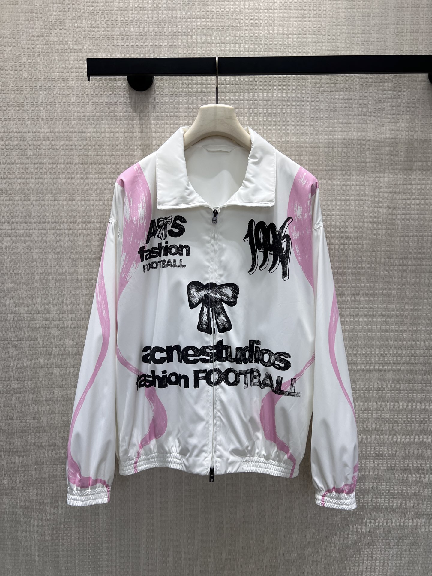 NO:950726,26 early autumn new products ac ** jacket  Relaxed oversize off-shoulder version, white background color with soft pink brushstroke printing, collision of retro old letters and bow pattern. The lapel zipper design is neat and casual, and the elastic hem optimizes the silhouette, with a street art atmosphere. The light and smooth fabric is comfortable and breathable, integrating retro football elements, the sweet and cool style is recognizable, and can be easily created for daily wear to create a casual and eye-catching niche trend look. Detailed photos of the current sml real shot, versace, jackets & coats,1986090926早秋新品 ac **外套 松弛oversize落肩版型,白底色搭配柔粉笔触印花,碰撞复古做旧字母与蝴蝶结图案.翻领拉链设计利落随性,下摆松紧收口优化轮廓,自带街头艺术氛围.轻薄顺滑面料舒适透气,融合复古足球元素,甜酷风格兼具辨识度,日常穿搭轻松打造随性吸睛的小众潮流造型.现货smL实拍细节图,,versace,jackets & coats,,Women's clothing