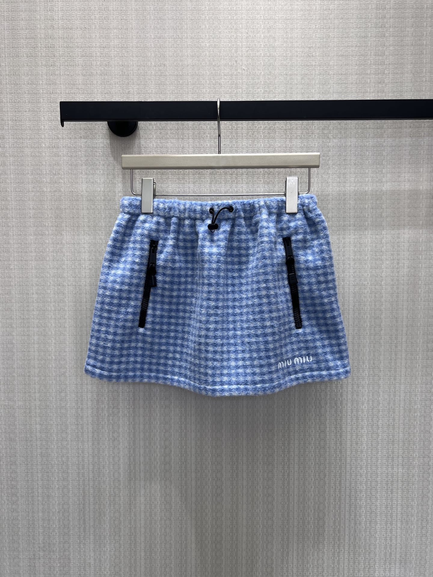 NO:950848,26 new early autumn suit. The fresh blue and white plaid pattern creates a retro girly atmosphere. The stand-up collar zipper jacket is paired with a short skirt of the same color to create a complete set that is easy to style. The contrasting black collar adds a sense of layering, the soft furry fabric is comfortable and skin-friendly, and the loose jacket balances the neatness of the skirt. It can be worn as a set or split and mixed and matched freely. It has a sweet college atmosphere, is simple and flexible, and can easily create a lazy and gentle luxury daily look. In stock 36/38/40  Actual detailed pictures,,skirts,jackets & coats,1986090926早秋新品套装 清新蓝白小格纹演绎复古少女氛围,立领拉链外套搭配同色系短裙,一整套轻松拿捏造型.撞色黑色领里增添层次感,柔和毛感面料舒适亲肤,宽松外套平衡短裙的利落.可成套穿搭,也能拆分自由混搭,自带清甜学院气息,简约灵动,轻松打造慵懒温柔的轻奢日常造型.现货36/38/40 实拍细节图,,skirts,jackets & coats,,Women's clothing