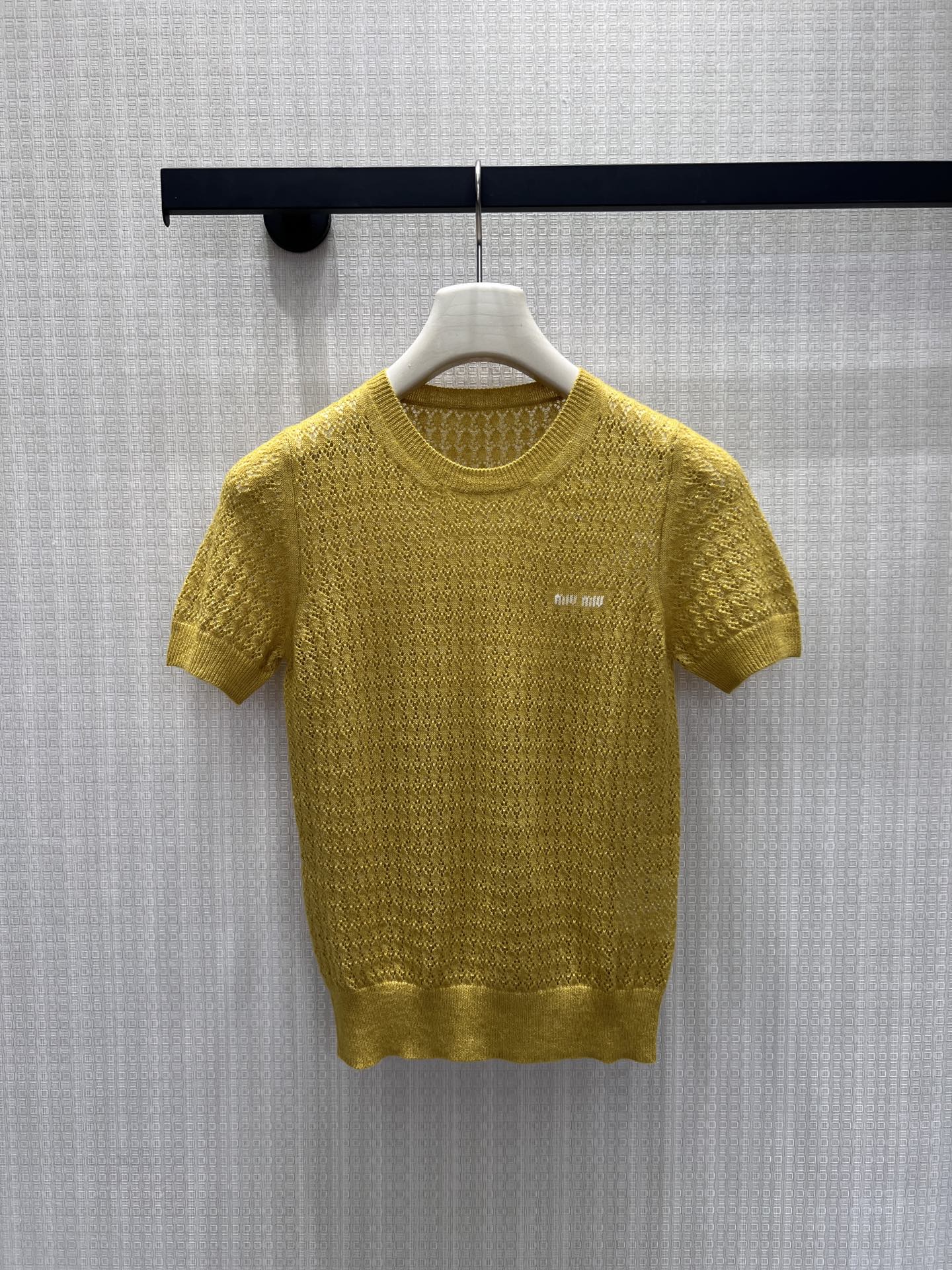 NO:950830,26 early autumn new miu ** short-sleeved sweater  The bright and warm yellow has a spring atmosphere. The delicate diamond hollow weave is transparent and light, with both breathability and exquisite texture. The simple round neck is neat and elegant, and the light embroidered logo on the chest is low-key and subtle. The ribbed cuffs are stable  Stylish, fitted short version optimizes the proportion of the upper and lower body. It blends girly and light luxury tones. It is refreshing and eye-catching when worn alone, or layered with jackets, and it is easy to create a smart and elegant atmosphere. Ready 36/38/40  Actual detailed pictures,,miumiu,jackets & coats,sweaters,T-shirt,1986090926早秋新款 miu ** 短袖毛衣 明媚暖黄自带春日氛围感,细腻菱格镂空织法通透轻盈,兼具透气质感与精致肌理.简约圆领利落大方,胸口浅调刺绣标识低调含蓄.罗纹收口袖摆稳固有型,合身短款版型优化上下身比例.少女感与轻奢调性相融,单穿清爽亮眼,叠搭外套亦出彩,轻松打造灵动雅致的氛围感穿搭.现货36/38/40 实拍细节图,,miumiu,jackets & coats,sweaters,T-shirt,,Women's clothing