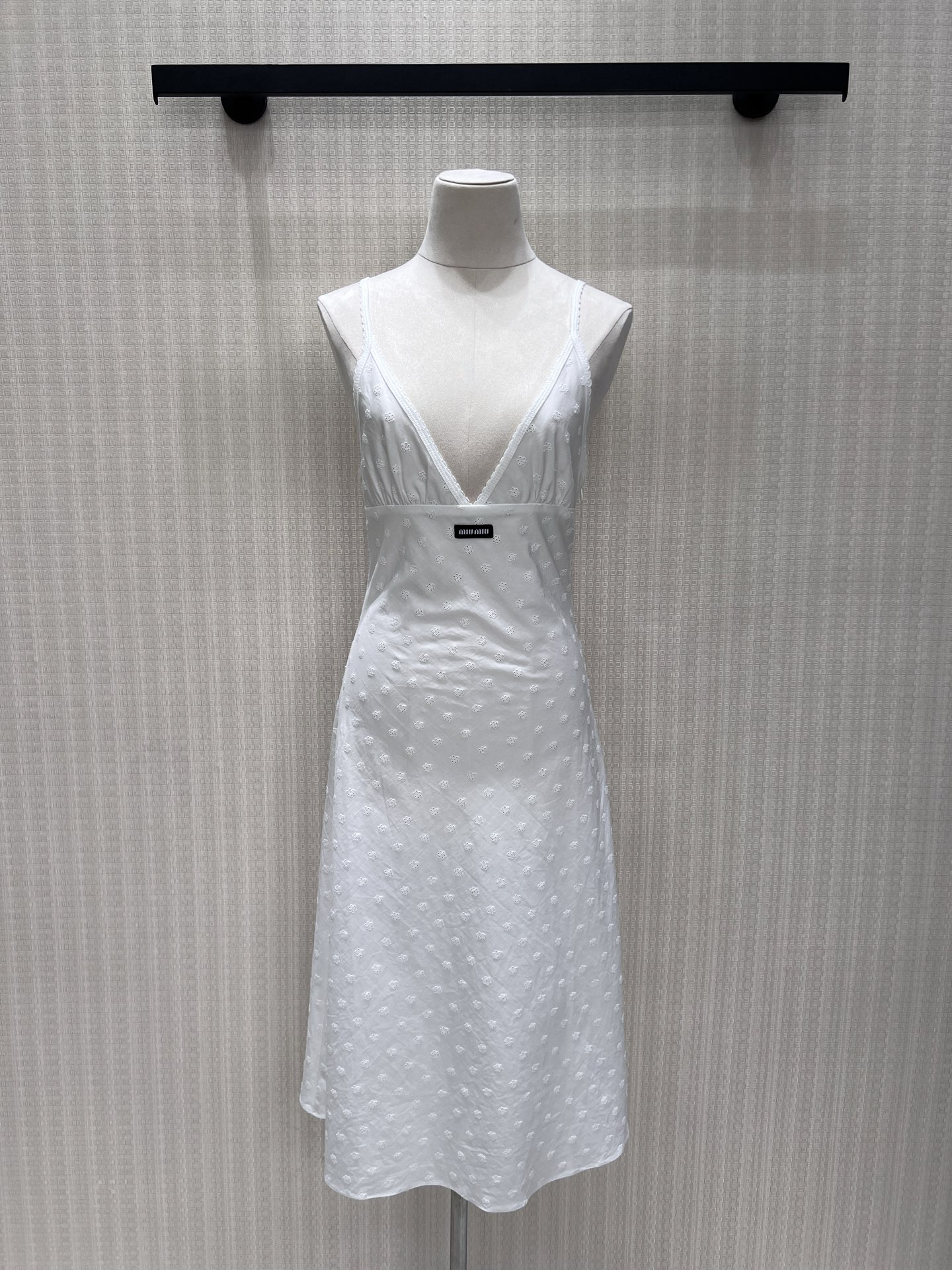 NO:953850,26 new spring and summer dresses  The pure white tone creates a gentle and romantic atmosphere, and the all-over three-dimensional jacquard texture is delicate and smart. The deep V neckline is paired with lace-edged suspenders, and the small logo on the chest is embellished, which is simple yet recognizable. The high-waistline tailoring optimizes body proportions, and the A-line skirt is light  Slim and smooth, with a sense of elegance when walking around. Fresh and pure style, can be worn alone or with a knitted cardigan. It can easily create an atmospheric girly look for dates and outings. Real-life details of 36/38/40 in stock, skirts,1986090926春夏新品连衣裙 纯净白调营造温柔浪漫氛围,通体立体小花提花肌理细腻灵动.深V领口搭配蕾丝包边吊带,胸口小标点缀,简约不失辨识度.高腰线剪裁优化身材比例,A字裙摆轻盈垂顺,走动间自带飘逸感.清新纯欲风格,单穿或是外搭针织开衫皆可,约会、出游轻松塑造氛围感少女造型.现货36/38/40实拍细节图,,skirts,,Women's clothing