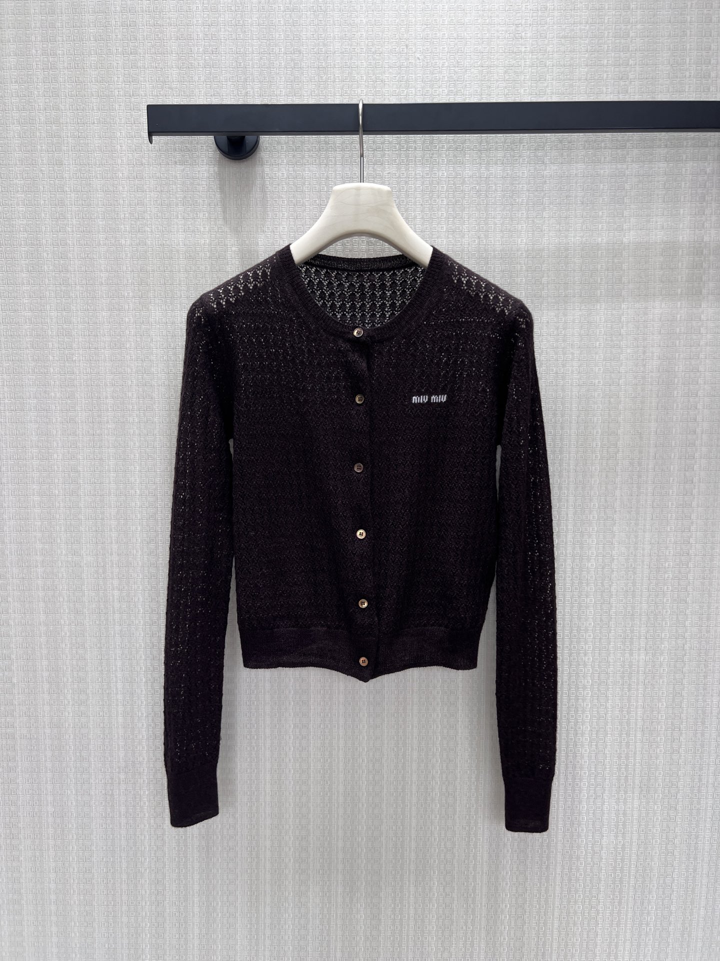 NO:954836,26 early autumn new products  Miu** hollow knitted cardigan, dark brown tone is calm and elegant, and the transparent texture has a hazy atmosphere. The simple embroidered logo on the body is a low-key finishing touch. The short cut cleverly raises the waistline, and the light and soft waxy fabric is breathable and comfortable. It can be worn alone or as an outer layer, suitable for suspenders and dresses, and can easily create a retro and gentle college-style look, which is full of atmosphere for daily wear. Actual details of the stock 36/38/40, miumiu, skirts,1986090926早秋新品 Miu**镂空针织开衫,深棕色调沉静雅致,通透织纹自带朦胧氛围感.衣身简约刺绣标识低调点睛.短款剪裁巧妙抬高腰线,轻薄软糯面料透气舒适.可单穿亦可作为外搭,适配吊带、连衣裙,轻松打造复古温柔的学院风造型,日常穿搭氛围感十足.现货36/38/40实拍细节图,,miumiu,skirts,,Women's clothing
