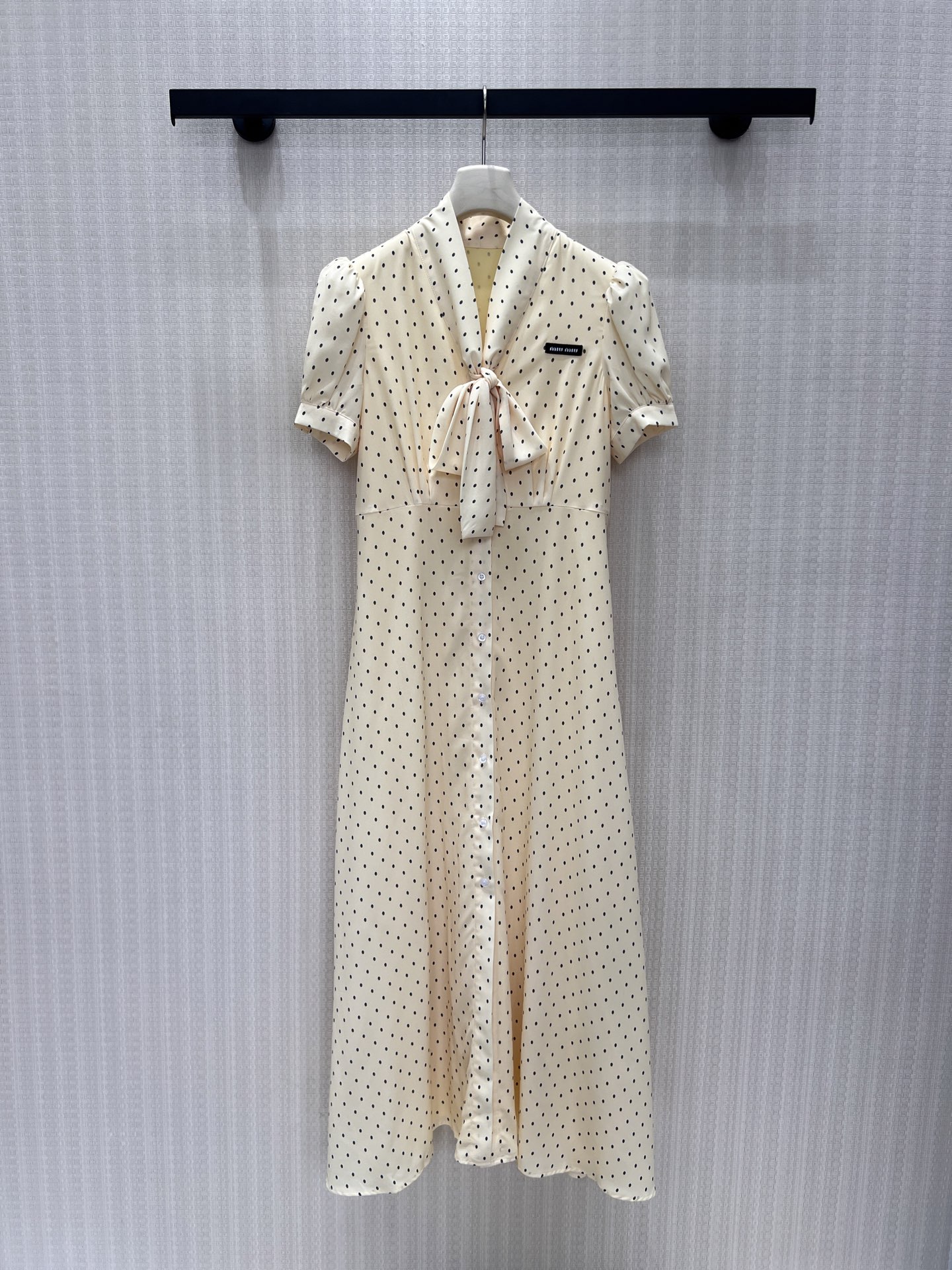 NO:954906,26 new spring and summer dresses  Miu** light yellow polka dot dress combines a retro girly atmosphere. The V-neck bow is gentle and smart, and the puff short sleeves modify the arm lines. The placket button design is unique, the waist cut outlines the graceful curves, and the slight slit at the hem adds a smart charm. Classic wavelet  It is fresh and elegant, the fabric is smooth and soft, blending French retro style with sweet charm, suitable for commuting and dating, showing elegance and gentle temperament. Ready stock 36/38/40 real shot details,, miumiu, skirts, T-shirt,1986090926春夏新品 连衣裙 Miu**淡黄色波点连衣裙,糅合复古少女氛围感.V领蝴蝶结温柔灵动,泡泡短袖修饰手臂线条.门襟排扣设计别致,收腰剪裁勾勒曼妙曲线,下摆微开衩增添灵动韵味.经典小波点清新雅致,面料垂顺柔和,将法式复古与甜美元气相融,通勤约会皆适配,尽显优雅温柔气质.现货36/38/40实拍细节图,,miumiu,skirts,T-shirt,,Women's clothing