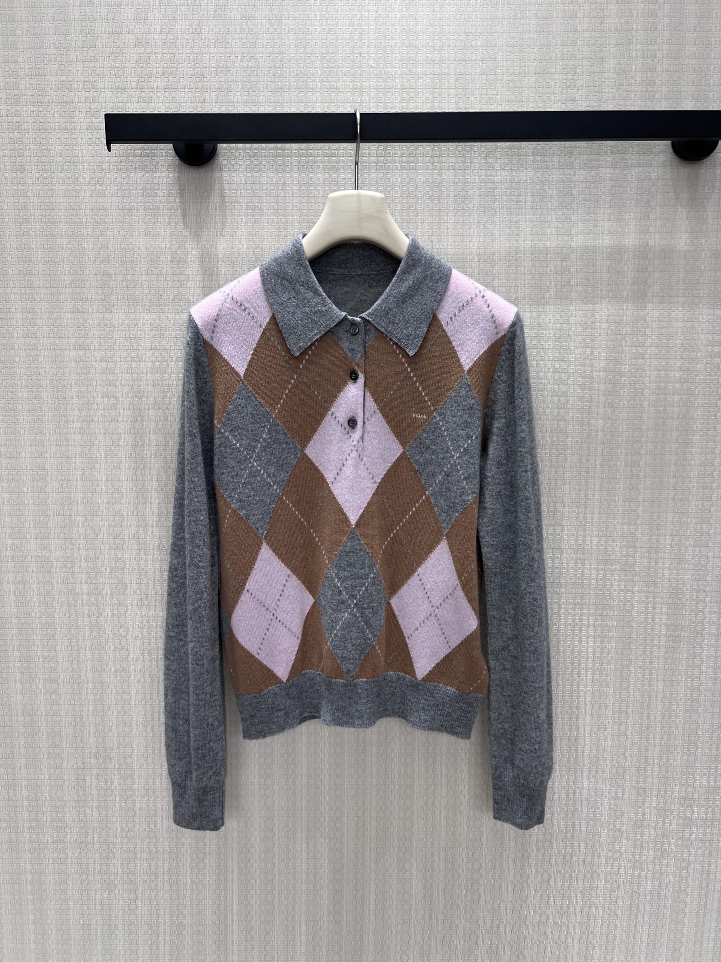 NO:954852,26 early autumn new style  Pra** diamond Polo knitted top, with a retro British style. The pink, brown and gray contrasting diamond texture is rich in layers, the elegant Polo collar is neat and elegant, and the half-open button design is casual and relaxed. Soft and skin-friendly knitted fabric, short fit and optimized proportions  .The subtle brand logo is low-key and restrained, and goes well with skirts and jeans. It blends the college atmosphere and Italian minimalist texture to create an effortless high-end daily wear. Detailed pictures of real-life SmL, prada, skirts, jeans,1986090926早秋新款 Pra**菱格Polo针织上衣,复古英伦风扑面而来.粉棕灰撞色菱格织纹层次丰富,雅致Polo领利落大气,半开纽扣设计随性松弛.软糯亲肤针织面料,短款合身版型优化比例.细微品牌标识低调内敛,搭配半裙、牛仔裤皆出彩,融合学院氛围与意式极简质感,打造不费力的高阶日常穿搭.现货smL实拍细节图,,prada,skirts,jeans,,Women's clothing