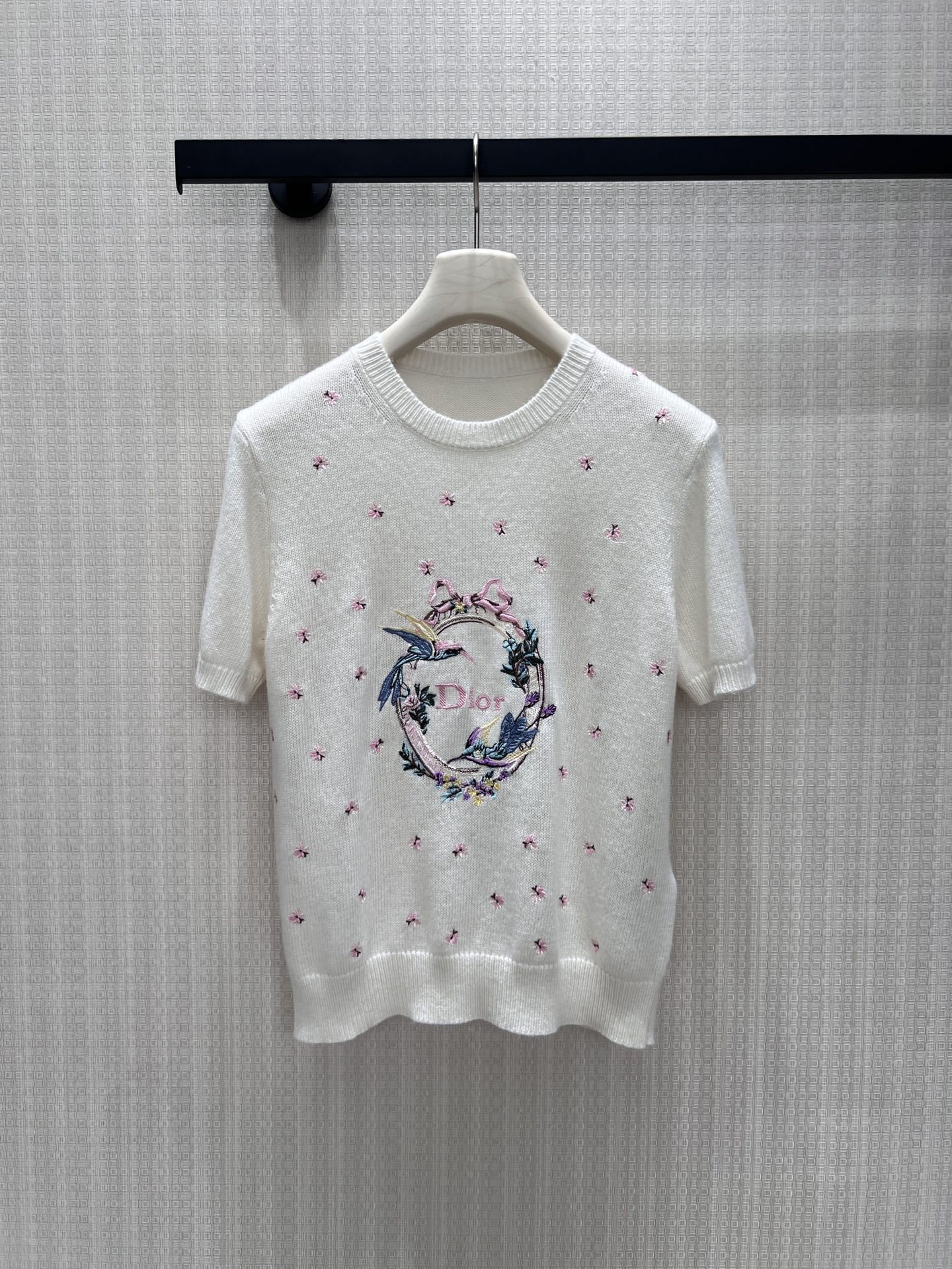 NO:955833,26th early autumn new product Dio** short-sleeved sweater. The gentle creamy white background shows an elegant style. The body is scattered with delicate embroidery of small flowers, and the center hummingbird garland is delicately embroidered. The colors are smart and poetic. The soft and light knitted fabric is skin-friendly and comfortable, the classic round neck is simple and elegant, and the fit and tailoring are neat and elegant. It has both girly romance and French light luxury. It can be worn alone or layered to create a gentle and elegant spring look. In stock 36/38/40  Actual detailed pictures, dior, sweaters, T-shirt,1986090926早秋新品 Dio**短袖毛衣 温柔奶白底色尽显雅致格调.衣身散落精致小花刺绣,中心蜂鸟花环刺绣工艺细腻,色彩灵动富有诗意.柔软轻盈针织面料亲肤舒适,经典圆领简约大方,合身剪裁利落大气.兼具少女浪漫与法式轻奢,单穿叠搭皆出彩,打造温柔优雅的春日造型.现货36/38/40 实拍细节图,,dior,sweaters,T-shirt,,Women's clothing