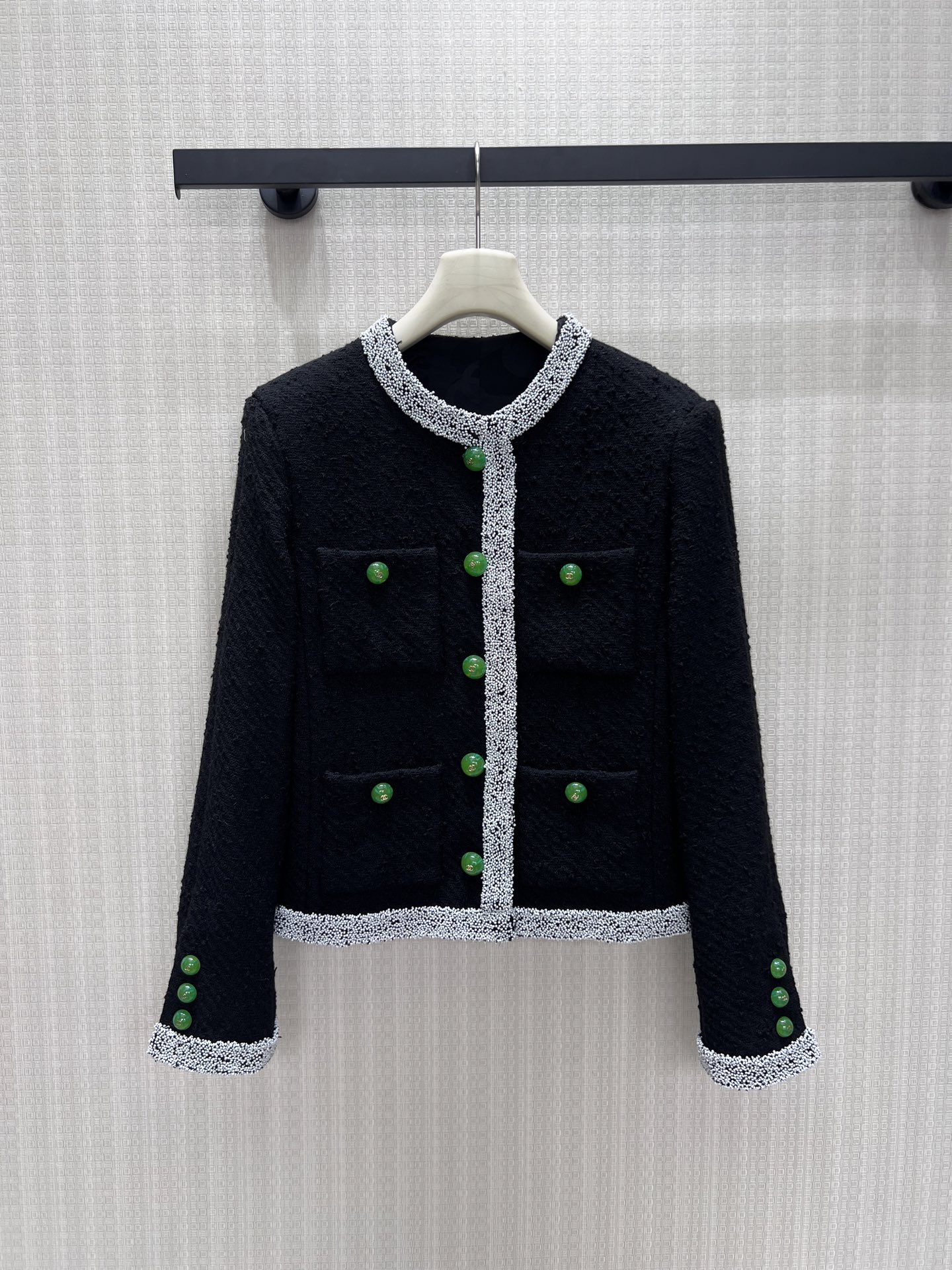 NO:955789,26 new autumn and winter Chan** black tweed jacket, classic version collides with chic aesthetics. The silver and white webbing wraps around the body to outline the silhouette, and the transparent emerald green bead buttons add a retro charm. The textured fabric is solid and crisp, the four-pocket design restores classic elements, and the short cut optimizes body proportions. It can be salty and elegant, suitable for skirts and trousers, and can easily capture the new Chinese light luxury atmosphere. In stock 36/38/40  Actual detailed pictures, chanel, skirts, jackets & coats,1986090926秋冬新款 Chan** 黑色粗花呢小香外套,经典版型碰撞别致美学.银白织带环绕衣身勾勒轮廓,通透翡翠绿圆珠纽扣点睛,复古韵味扑面而来.肌理感面料扎实挺括,四袋设计还原经典元素,短款剪裁优化身材比例.可盐可雅,适配裙装与长裤,轻松拿捏新中式轻奢氛围感.现货 36/38/40 实拍细节图,,chanel,skirts,jackets & coats,,Women's clothing