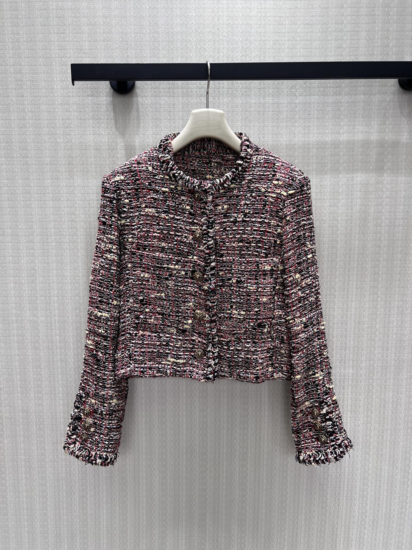 NO:955805,26 new autumn and winter styles Chan**  Retro variegated tweed jacket, with rich interwoven textures and multiple tones, giving it a retro atmosphere. Braided piping outlines the outline of the body, and the embossed gold buckles are exquisite and eye-catching. The short cut optimizes the proportions, and the neat silhouette has a soft and soft aura. Woolen surface  The material is thick and high-end, and paired with a skirt that is elegant and timeless, it embodies the French retro nobility and creates a sophisticated look with outstanding temperament. Detailed pictures of real stock 36/38/40, chanel, skirts, jackets  & coats,1986090926秋冬新款 Chan** 复古杂色粗花呢小香外套,交织肌理层次丰富,糅合多元色调自带复古氛围感.编织滚边勾勒衣身轮廓,浮雕金扣精致亮眼.短款剪裁优化比例,利落版型气场柔和兼备.粗纺面料质感厚重高级,搭配半裙优雅隽永,将法式复古贵气娓娓呈现,塑造气质出众的精致造型.现货36/38/40实拍细节图,,chanel,skirts,jackets & coats,,Women's clothing