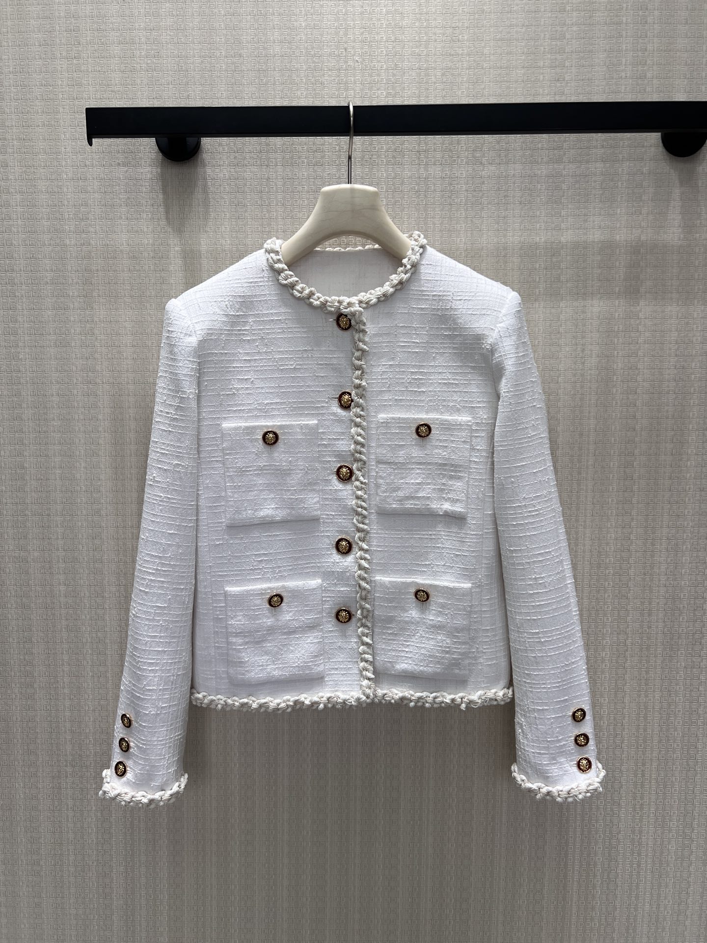 NO:954961,26 spring, summer, autumn and winter new products  Cha** pure white tweed jacket, fresh and elegant, showing French elegance. Hand-woven raw edges surround the body, and exquisite retro gold buttons are embellished on the front and back, with both layered texture. Classic round neck with four-pocket design, neat short tailoring to modify the body shape. The textured fabric is crisp and stylish, simple and pure colors are versatile and durable, suitable for skirts and trousers, easily create a gentle and dignified refined lady's outfit. Ready-made 36/38/40 real shot details, skirts, jackets &  coats,1986090926春夏秋冬新品 Cha**纯白粗花呢小香外套,清新雅致尽显法式优雅.手工编织毛边环绕衣身,精致复古金扣点缀前后,层次质感兼备.经典圆领搭配四口袋设计,利落短款剪裁修饰身形.肌理感面料挺括有型,简约纯净色调百搭耐看,适配裙装与长裤,轻松塑造温柔显贵的精致大小姐穿搭.现货36/38/40实拍细节图,,skirts,jackets & coats,,Women's clothing