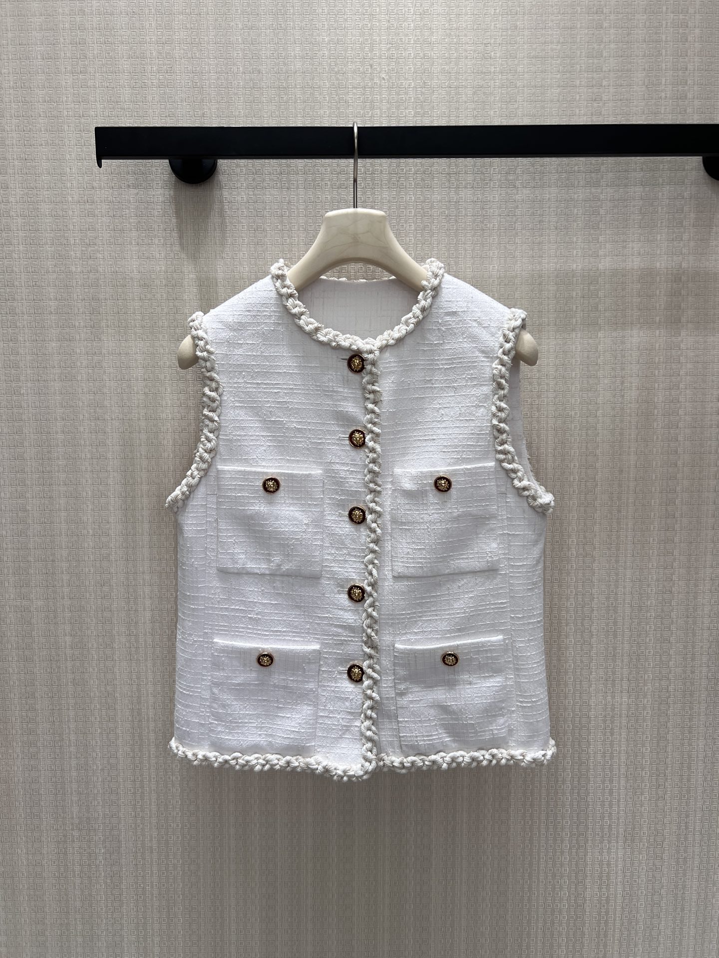 NO:954978,26th autumn and winter new product Chan** Coarse floral vest, a refreshing and smart spring item. Hand-woven webbing along the collar, exquisite seaming at the armholes, and retro embossed gold buckles are full of style. The four-pocket classic design restores the essence of French style, and the textured fabric is crisp and stylish. The simple round neck is easy to wear, and can be layered with shirts and sweaters. The layers can be switched at will. It is gentle and noble, and can easily create an atmosphere and exquisite outfit. In stock 36/38/40  Actual detailed pictures, chanel, shirts,1986090926秋冬新品 Chan** 粗花马甲,清爽灵动的春日单品.手工编织织带沿领边、袖窿精致锁边,复古浮雕金扣格调十足.四口袋经典设计还原法式精髓,肌理面料挺括有型.简约圆领不挑内搭,可叠搭衬衫、针织衫,层次随心切换,温柔显贵,轻松打造氛围感精致穿搭.现货36/38/40 实拍细节图,,chanel,shirts,,Women's clothing