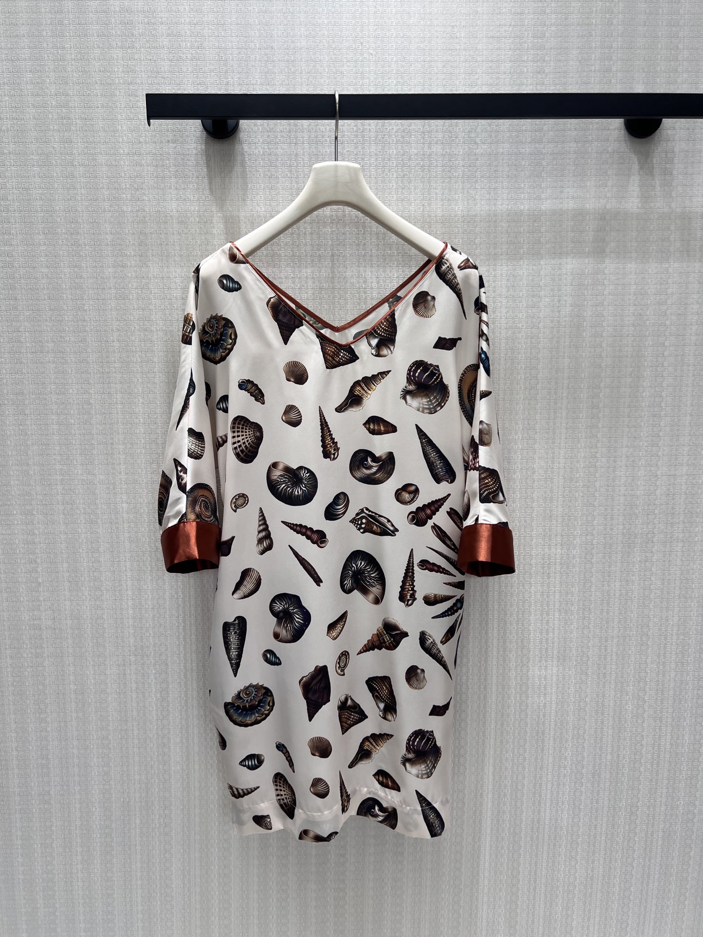 NO:955804,26 spring and summer new products dress shell print same series of holiday style items. Soft light yellow base covered with retro conch pattern, with a lazy coastal atmosphere. Simple V-neck with contrasting cuffs, relaxed straight shape to accommodate the body shape. Smooth satin has a delicate soft light and outstanding drape. It can be used as a casual home dress or as an accessory when going out. It is full of atmosphere and interprets a calm and elegant relaxed style. Ready in stock smL  Actual shooting details include,,skirts,1986090926春夏新品 连衣裙 贝壳印花 同系列度假风单品.柔和浅黄基底铺满复古海螺纹样,自带慵懒海岸气息.简约V领搭配撞色袖口,松弛直筒版型包容身形.顺滑缎面拥有细腻柔光,垂感出众.既可作为闲适居家裙,外出搭配配饰也十分出彩,氛围感十足,演绎从容优雅的松弛格调.现货smL 实拍细节有,,skirts,,Women's clothing
