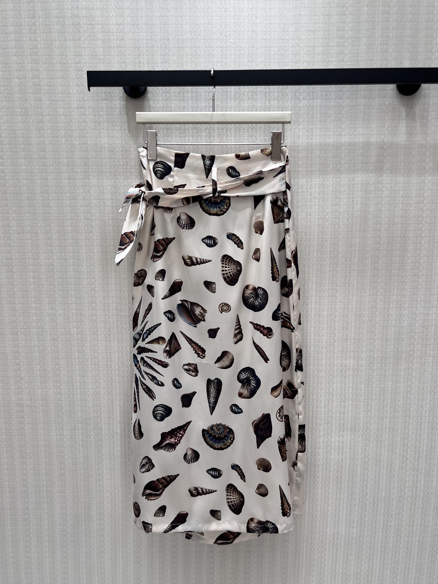 NO:955780,Skirt 26 spring and summer new arrivals  Shell printed suspender skirt suit, with a lazy retro coastal atmosphere. Soft beige background with exquisite conch pattern, romantic and full of vacation poetry. Simple V-neck suspender outlines the shoulder and neck lines, wrap-style skirt comes with freely adjustable ties, and slit design is smart and elegant. Smooth silk has a delicate and soft light drape, and the complete outfit has a unified temperament, relaxed and noble, and can easily interpret the elegant and calm French style. Spot smL  Actual detailed pictures,,skirts,real silk,19860909半裙 26春夏新品 贝壳印花吊带半裙套装,氤氲慵懒复古海岸氛围感.柔和米黄底色搭配精致海螺纹样,浪漫充满度假诗意.简约V领吊带勾勒肩颈线条,围裹式半裙附带系带可自由调节,开衩设计灵动飘逸.顺滑真丝自带细腻柔光垂坠感,成套穿搭气质统一,松弛显贵,轻松演绎优雅从容的法式格调.现货smL 实拍细节图,,skirts,real silk,,Women's clothing
