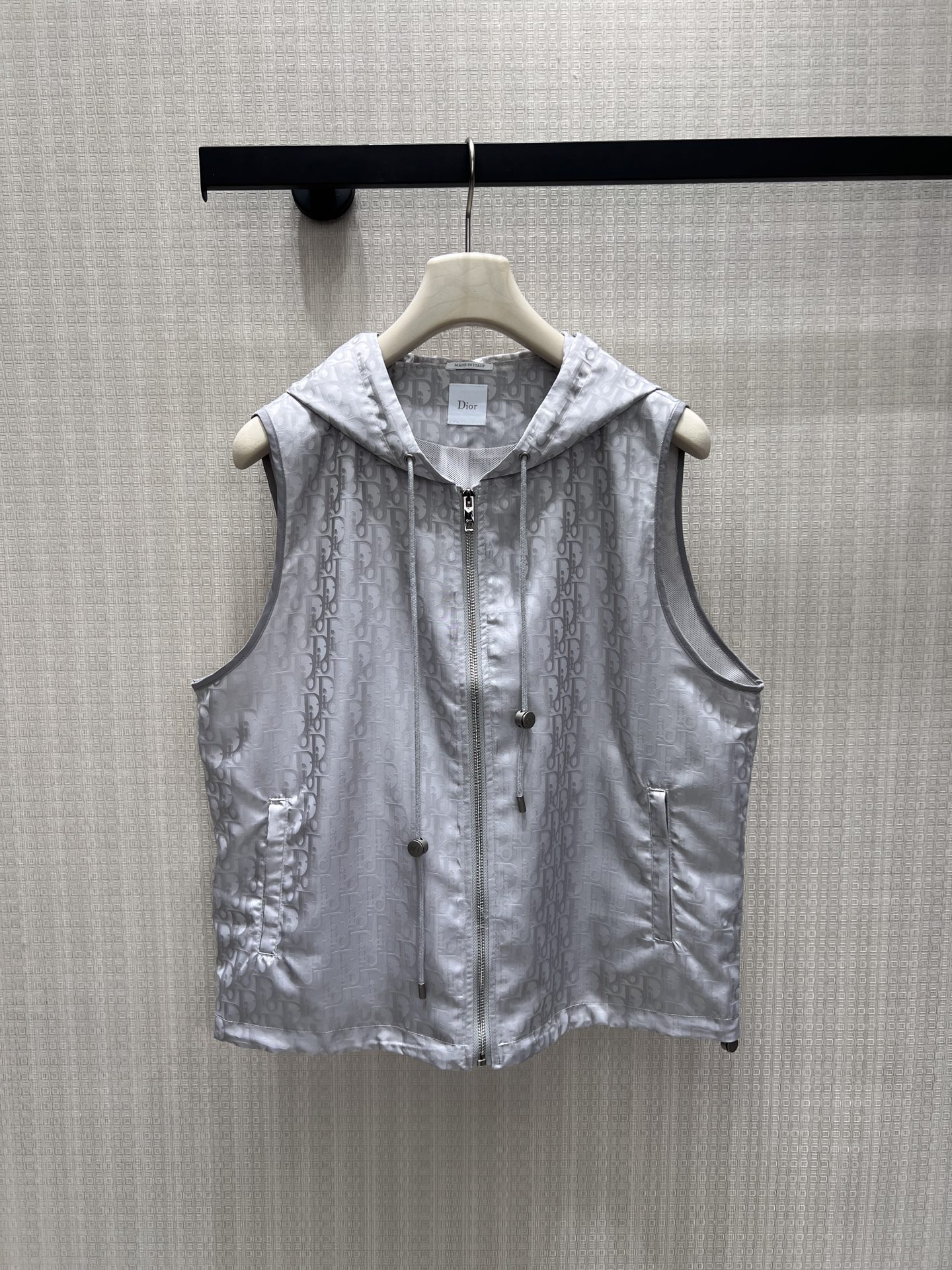 NO:957044,Gray tone Oblique dark pattern jacket series, three styles to choose from. The whole body is low-key and printed with classic presbyopia, the soft light fabric has a high-end texture, and the hooded drawstring design takes into account both beauty and practicality. The sleeveless vest is neatly layered, the waist windbreaker is optimized in proportion, and the short jacket is simple and relaxed. A complete set of diverse matching solutions, light and versatile for daily travel, interpreting the low-key and restrained French luxury style. Ready in stock 36/38/40 Real shot details, jackets &  coats,jackets & coats,hats,19860909灰调Oblique暗纹外套系列,三件款式随心挑选.通体低调满印经典老花,柔光面料自带高级质感,连帽抽绳设计兼顾美观与实用性.无袖马甲利落叠穿,收腰风衣优化比例,短款夹克简约松弛.一整套多元搭配方案,日常出行轻盈百搭,诠释低调内敛的法式轻奢格调.现货36/38/40 实拍细节图,,jackets & coats,jackets & coats,hats,,Women's clothing