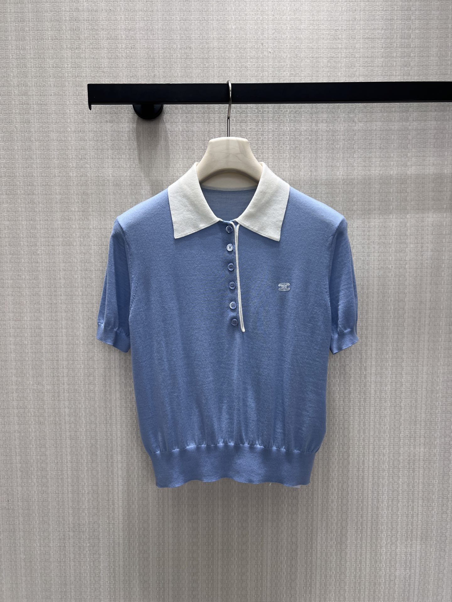 NO:955820,26 spring and summer new style, refreshing blue and white contrasting knitted Polo short sleeves, with a gentle and relaxing atmosphere. The contrasting lapels are matched with white edges on the placket, which is just right for sophistication, and the classic embroidery on the chest is low-key embellishment. The delicate knitted fabric is soft and breathable, and the slightly gathered hem optimizes body proportions. The simple and neat version is versatile and not unsightly, with both intellectuality and youthfulness, making it easy to create a French casual outfit for daily commuting. Ready-made smL real shot details, T-shirt,1986090926春夏新款 清爽蓝白撞色针织Polo短袖,自带温柔治愈的松弛氛围.撞色翻领搭配门襟白边线条,精致感恰到好处,胸口经典刺绣低调点缀.细腻针织面料柔软透气,微收下摆优化身形比例.简约利落的版型百搭不挑人,兼具知性与少年感,轻松打造日常通勤的法式休闲穿搭.现货smL 实拍细节图,,T-shirt,,Women's clothing