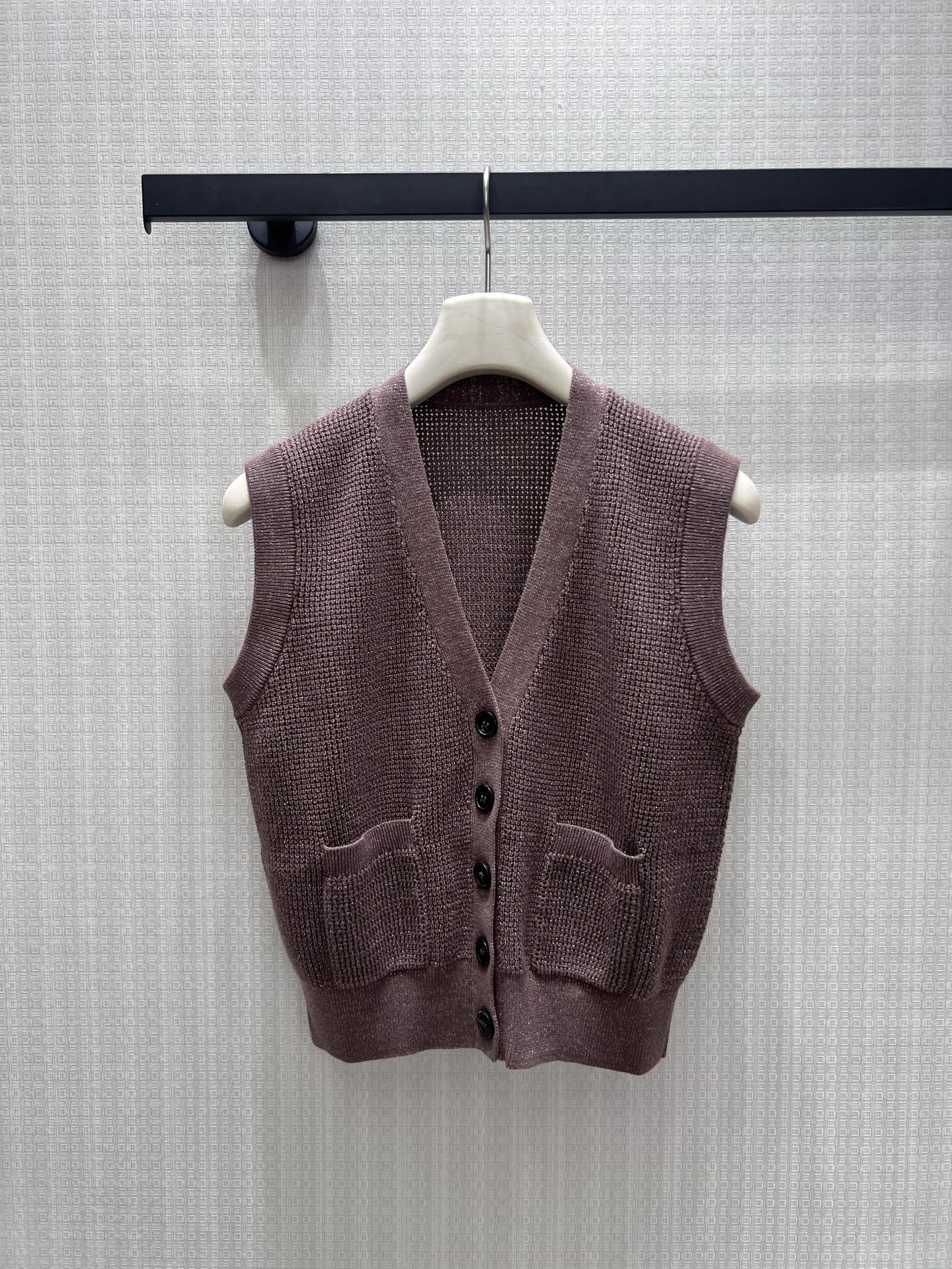 NO:955756,26 spring and summer new product wool vest, an atmospheric layering tool. The V-neck modifies the neck line, the single-row button opening and closing is simple and neat, and the pockets on both sides add practical details. The grain texture texture is layered, and the subtle glitter is low-key brightening. The short version optimizes the body proportions and is soft and skin-friendly. It is refreshing to wear alone, and it can be worn with a shirt or long sleeves. It is easy to create a retro and intellectual old money style outfit. Ready-made sml real shot details, shirts,1986090926春夏新品 羊毛马甲 氛围感叠搭神器.V领修饰脖颈线条,单排纽扣开合简约利落,双侧口袋增添实用细节.颗粒肌理织纹富有层次,细微闪丝低调提亮.短款版型优化身材比例,软糯亲肤.单穿清爽,内搭衬衫长袖皆适配,轻松打造复古知性的老钱风穿搭.现货smL 实拍细节图,,shirts,,Women's clothing
