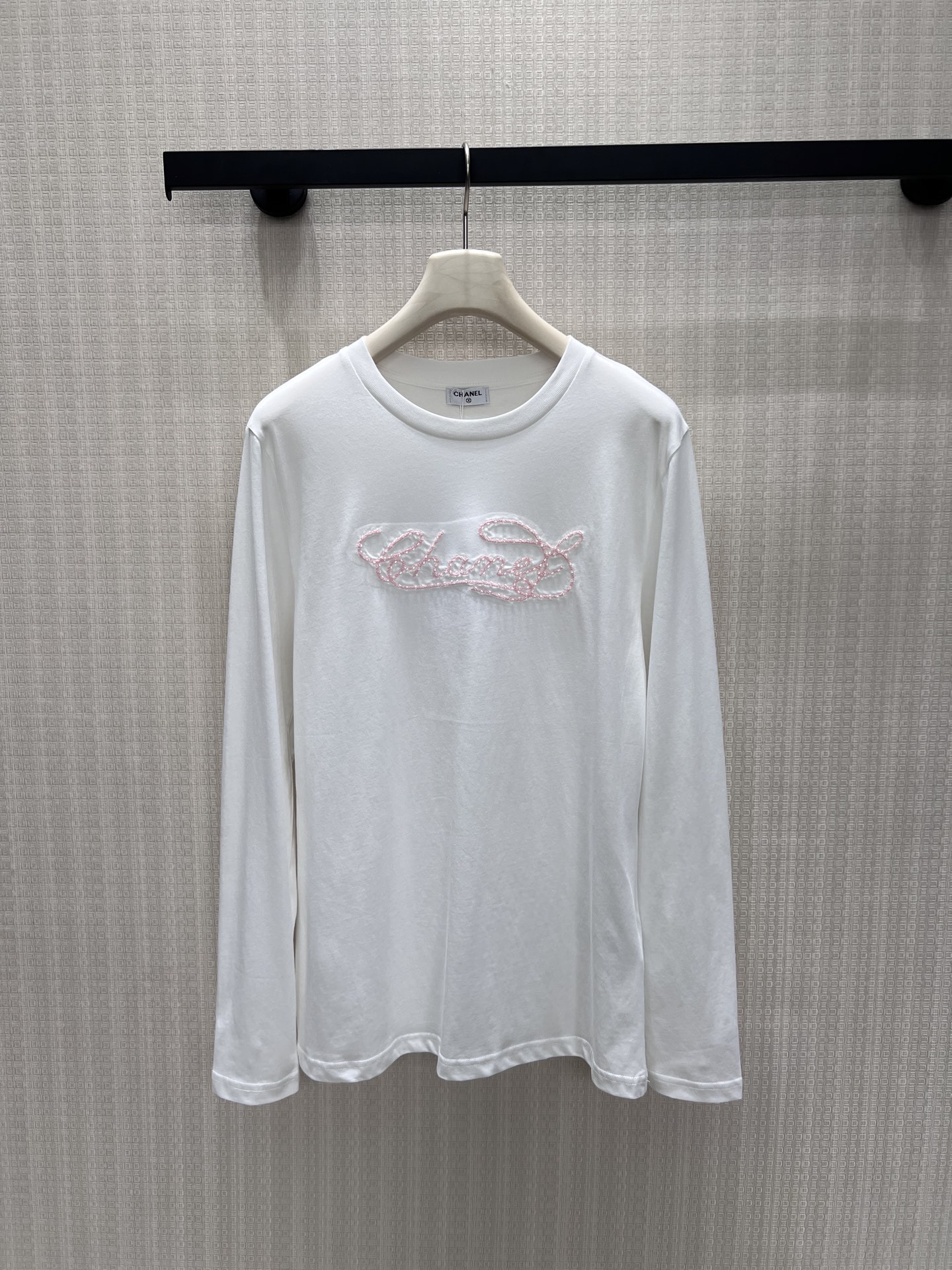 NO:956994,26 early autumn new products  Two-color light luxury long-sleeved bottoming T-shirt, black and white classic two-color optional, suitable for different styles of wear. The round neck version is simple and versatile, the hand-beaded embroidery logo on the chest is exquisite, the pink beaded embroidery is gentle and eye-catching, and the details are full of ingenuity. High elasticity  The skin-friendly fabric is soft and smooth, and the fit and tailoring is neat and slim. It can be worn alone to create a simple look, or can be worn under a suit or jacket. It is a practical inner-layer item with a sense of atmosphere that is practical in all seasons. Detailed pictures of real-life sml photos in stock, jackets  & coats,tees,t-shirt,business suit,1986090926早秋新品 两色轻奢长袖打底T恤,黑白经典双色可选,适配不同穿搭调性.圆领版型简约百搭,胸前手工钉珠刺绣logo精致考究,粉色珠绣温柔亮眼,细节尽显匠心.高弹亲肤面料软糯顺滑,合身剪裁利落显瘦,既可单穿打造简约造型,也能内搭西装、外套,是四季都实用的氛围感内搭单品.现货smL实拍细节图,,jackets & coats,tees，t-shirt,business suit,,Women's clothing