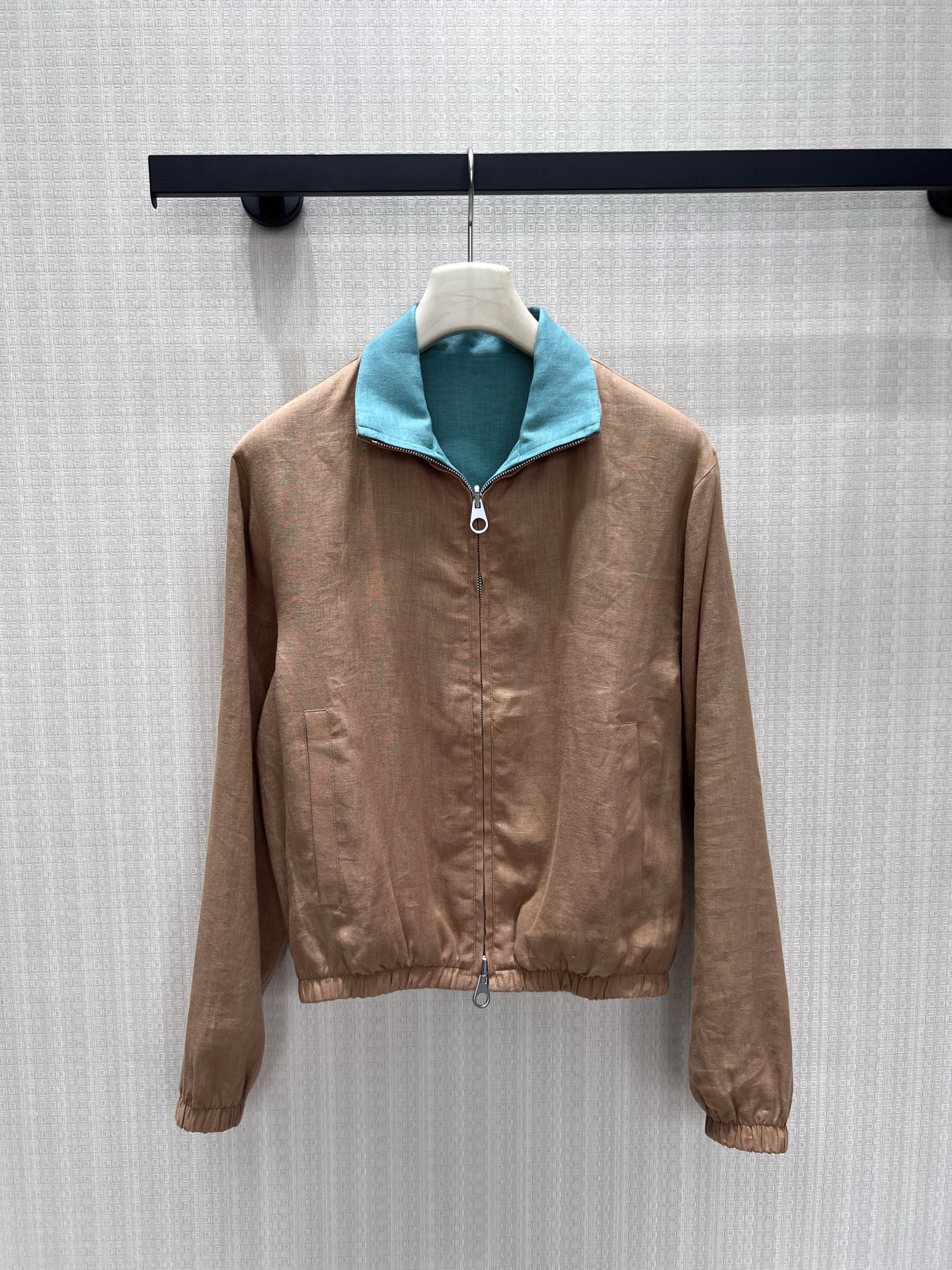 NO:957051,26th early autumn new product, double-sided linen short jacket, two new colors, natural linen fabric has its own texture, breathable and refreshing, full of relaxed old-money atmosphere. The neat stand-up collar is matched with a two-way metal zipper, and the elastic cuff at the hem optimizes body proportions. The pink-coloured rice is gentle and fresh, and the brown and lake blue are retro and layered. Wearing two clothes unlocks a variety of styles. The simple version is suitable for all kinds of bottoms, and it is easy to control for daily commuting and outings. Ready-made smL real shot details, jackets  & coats,jackets & coats,1986090926早秋新品 双面穿亚麻短款夹克外套 两色上新,天然亚麻面料自带肌理质感,透气清爽,充满松弛老钱氛围.利落立领搭配双向金属拉链,下摆松紧收口优化身形比例.粉撞米温柔清新,棕配湖蓝复古有层次,一衣两穿解锁多种风格,简约版型适配各类下装,日常通勤出游轻松驾驭.现货smL 实拍细节图,,jackets & coats,jackets & coats,,Women's clothing