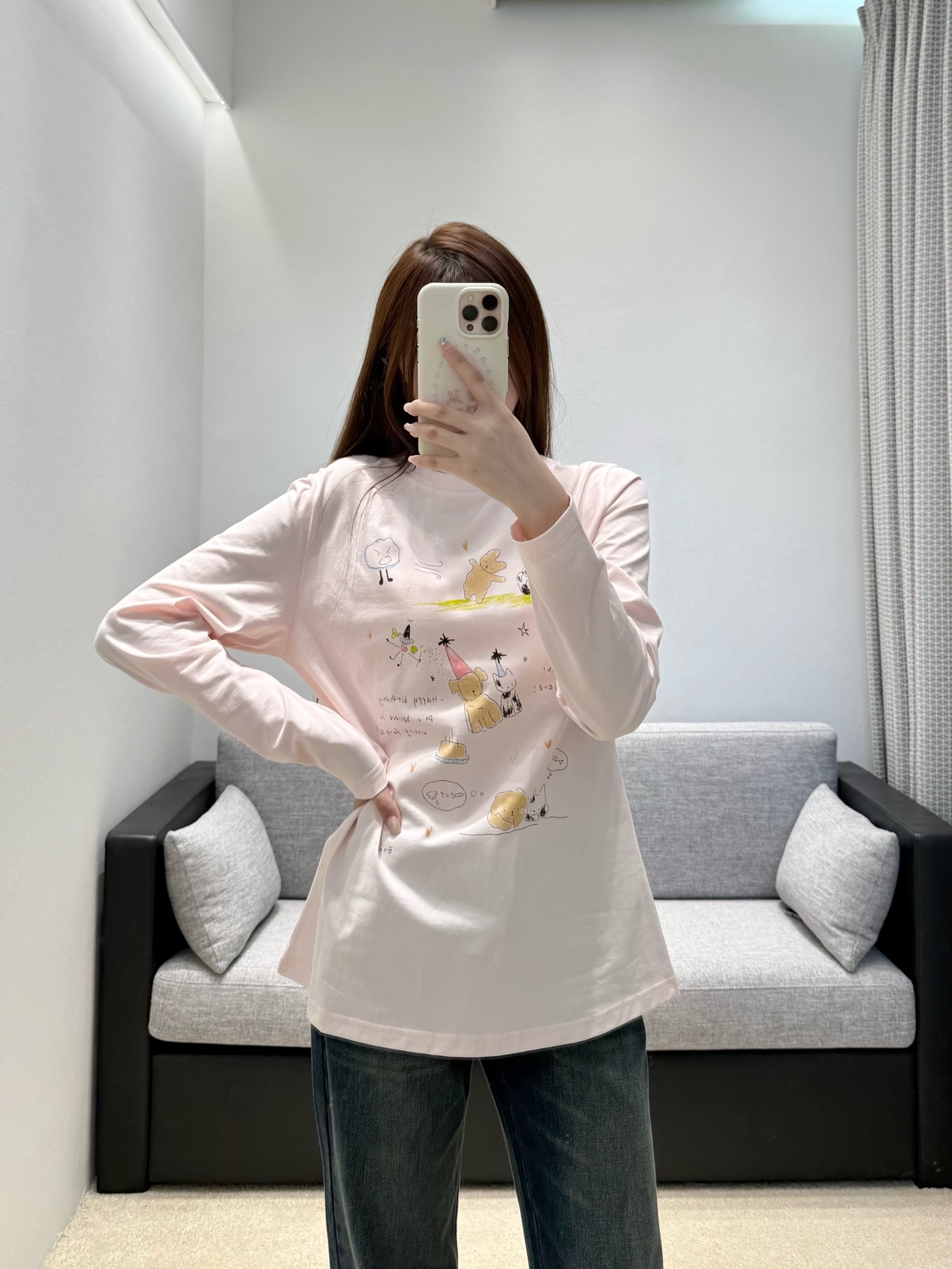 NO:957014,26th Early Autumn New Product Soft and cute hand-painted animal long-sleeved T-shirt, available in two gentle tones of light pink and off-white. The childlike graffiti print is healing and refreshing, and the cartoon pattern is paired with small literary characters, which is full of relaxed girlish feeling. The delicate skin-friendly fabric is soft and breathable, the simple round neck is not flattering, and the loose tailoring is free and unconstrained. It is refreshing and smart to wear alone for daily use, and can also be used as a layered inner layer to easily create a lazy and healing casual outfit. Ready in stock sml, tees, t-shirt,1986090926早秋新品 软萌手绘小动物长袖T恤,提供浅粉、米白两种温柔色调.童趣涂鸦印花治愈清新,卡通图案搭配文艺小字,充满松弛少女感.细腻亲肤面料柔软透气,简约圆领不挑身形,宽松剪裁自在无束缚.日常单穿清爽灵动,亦可作为叠穿内搭,轻松打造慵懒治愈的休闲穿搭.现货smL,,tees，t-shirt,,Women's clothing