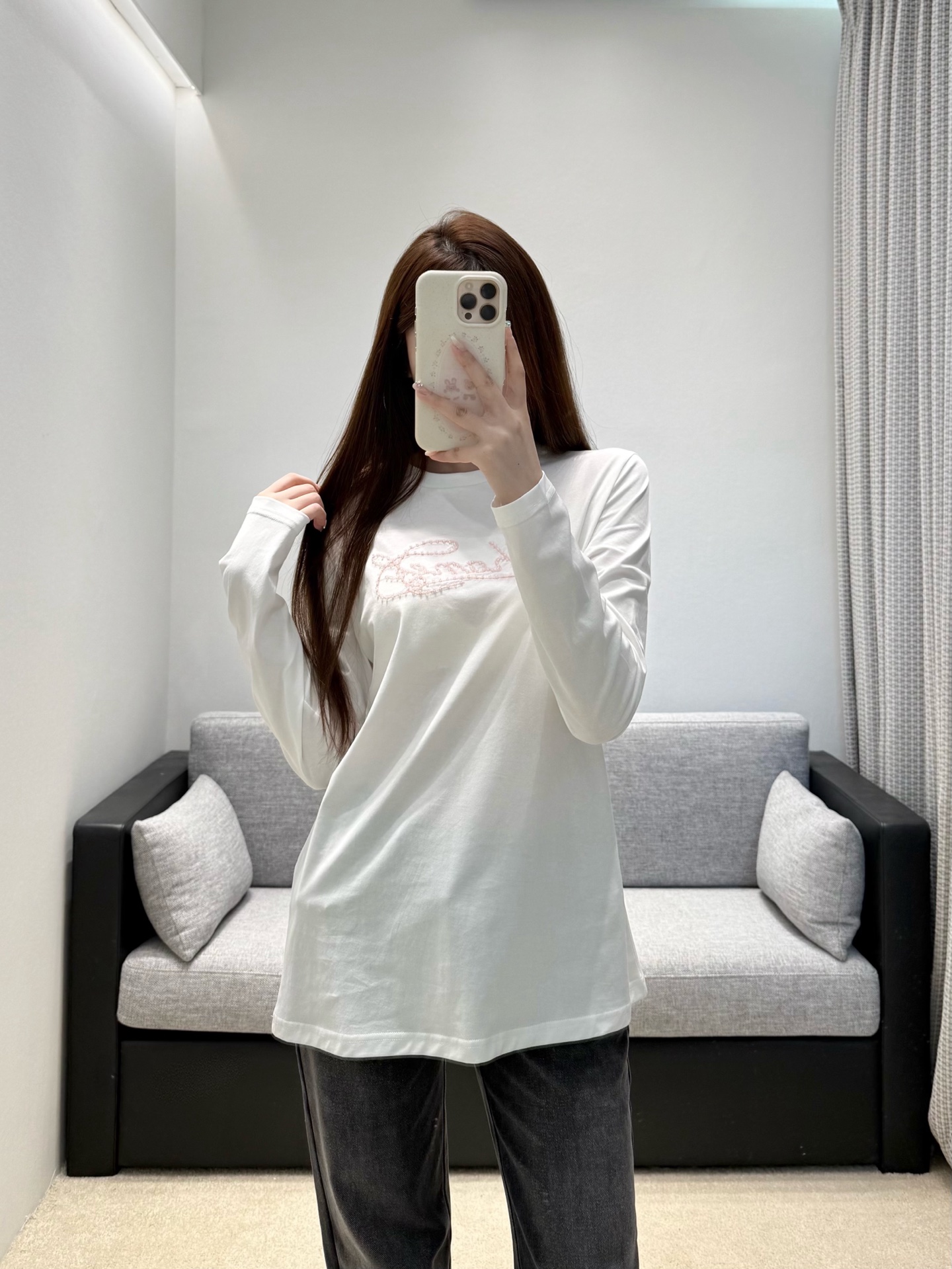 NO:957002,26 early autumn new products  Light luxury long-sleeved bottoming T-shirt in two colors, classic black and white, suitable for different outfits. The round neck style is simple and versatile, the hand-beaded embroidery logo on the chest is exquisite, the pink beaded embroidery is gentle and eye-catching, and the details are full of ingenuity. The high-elastic skin-friendly fabric is soft and smooth, and the fit and tailoring is neat and slim. It can be worn alone to create a simple look, or can be layered with suits and jackets. It is a practical inner-layer item with a sense of atmosphere in all seasons. In stock smL, jackets &  coats,tees,t-shirt,business suit,1986090926早秋新品 两色轻奢长袖打底T恤,黑白经典双色可选,适配不同穿搭调性.圆领版型简约百搭,胸前手工钉珠刺绣logo精致考究,粉色珠绣温柔亮眼,细节尽显匠心.高弹亲肤面料软糯顺滑,合身剪裁利落显瘦,既可单穿打造简约造型,也能内搭西装、外套,是四季都实用的氛围感内搭单品.现货smL,,jackets & coats,tees，t-shirt,business suit,,Women's clothing